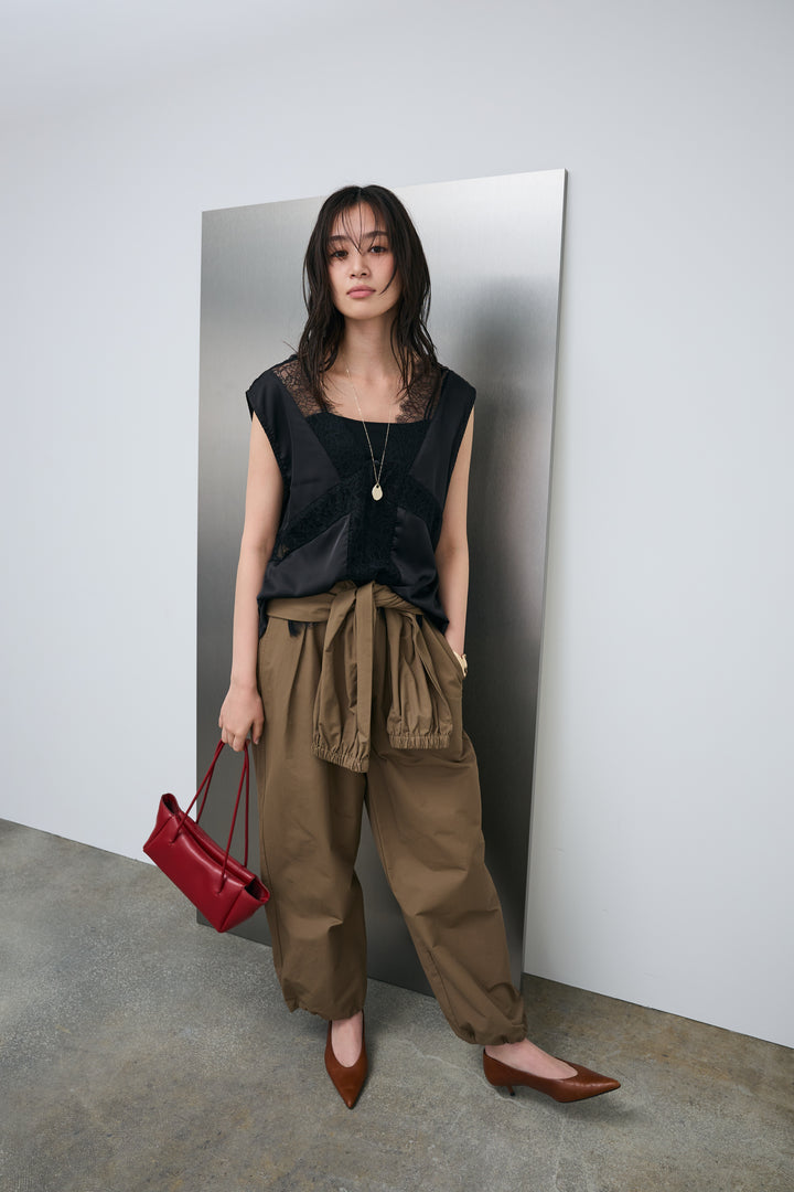 [予約/SET]レース切り替えサテンブラウス+合繊ツイルスタンドウエストラップジョガーPT(2set)