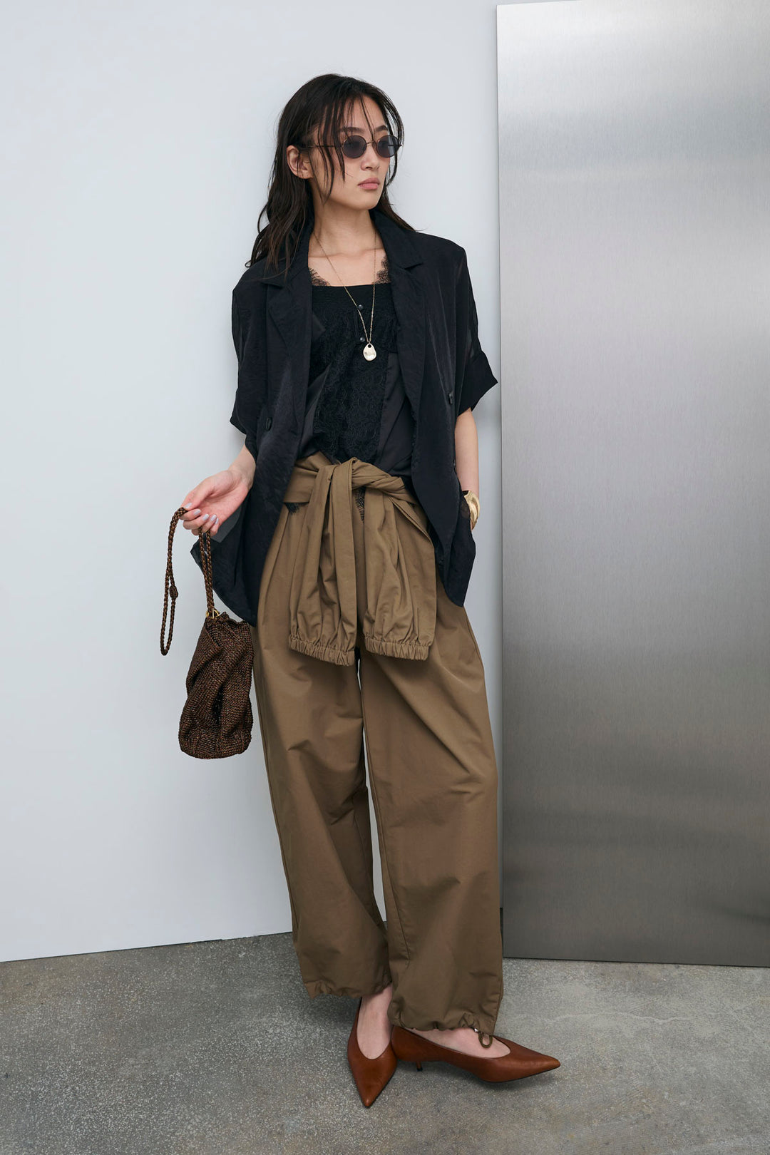 [予約/SET]シアーハーフスリーブジャケット+レース切り替えサテンブラウス+合繊ツイルスタンドウエストラップジョガーPT(3set)