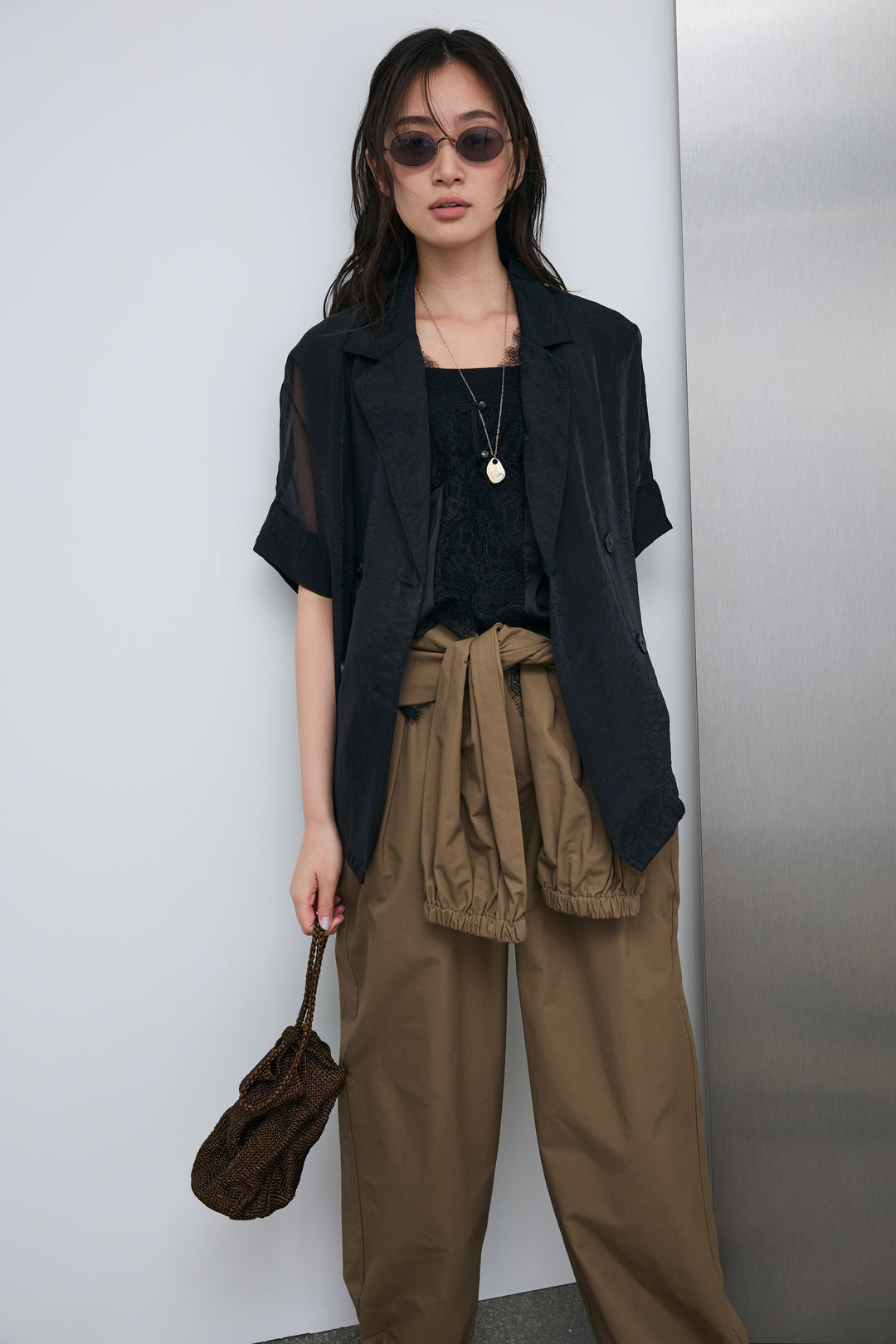 [予約/SET]シアーハーフスリーブジャケット+レース切り替えサテンブラウス+合繊ツイルスタンドウエストラップジョガーPT(3set)