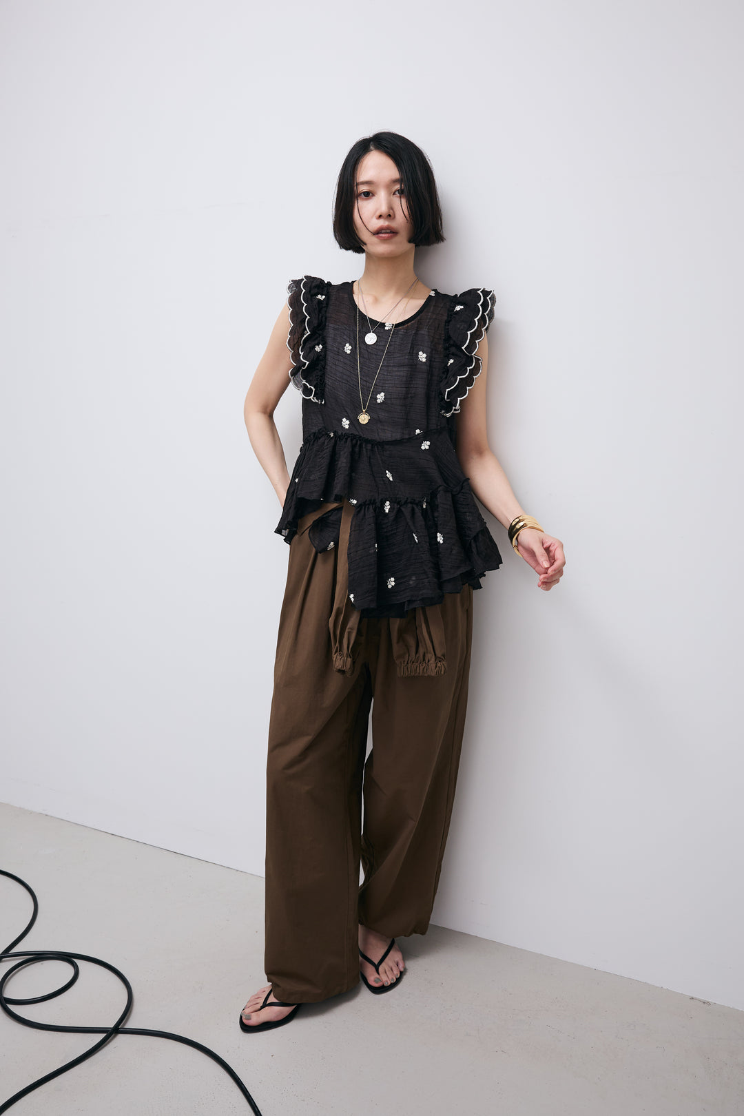 [予約/SET]スカラップ刺繍フリルブラウス+合繊ツイルスタンドウエストラップジョガーPT(2set)