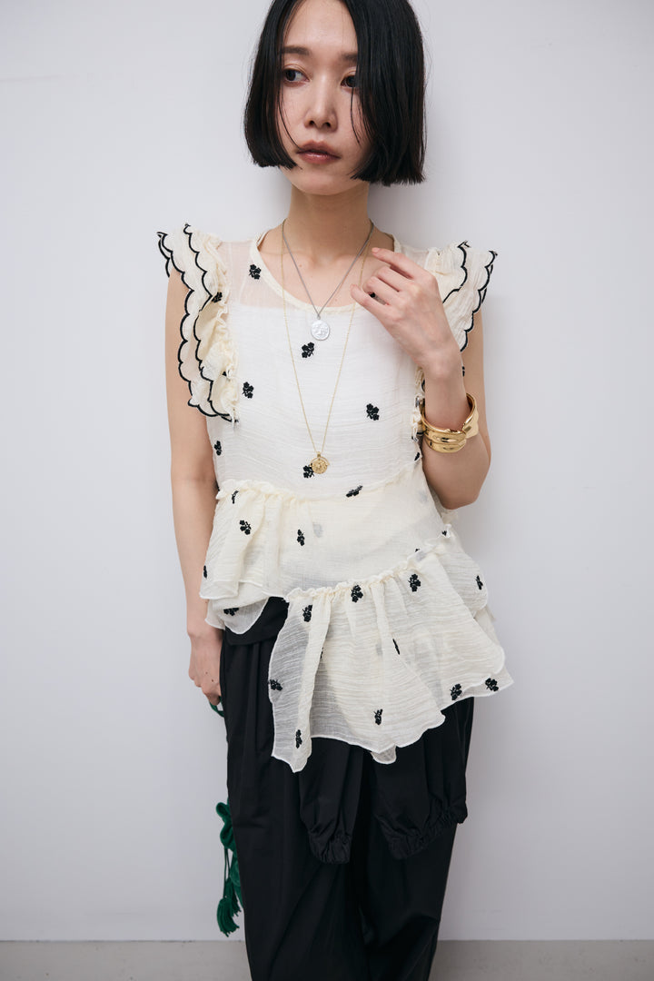 [予約/SET]スカラップ刺繍フリルブラウス+合繊ツイルスタンドウエストラップジョガーPT(2set)