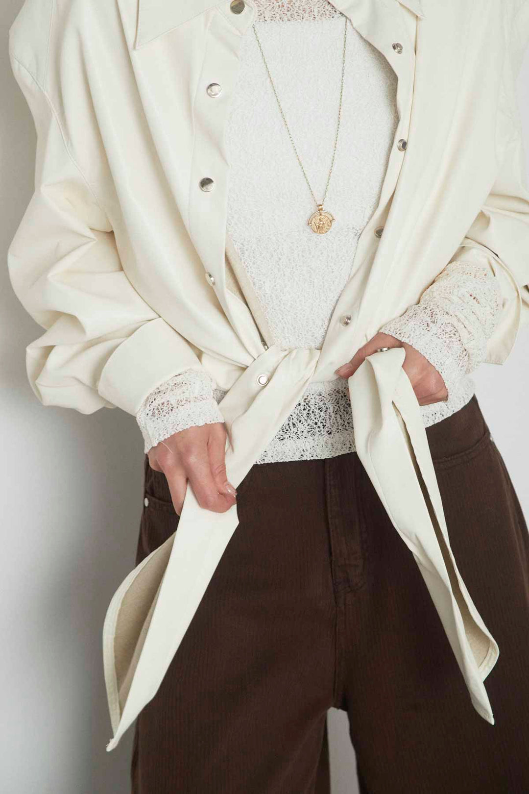 [予約/SET]フロントタイフェイクレザーショートSH+メロンレースシャーリングスリーブPO+ストライプヘリンボーンパンツ(3set)