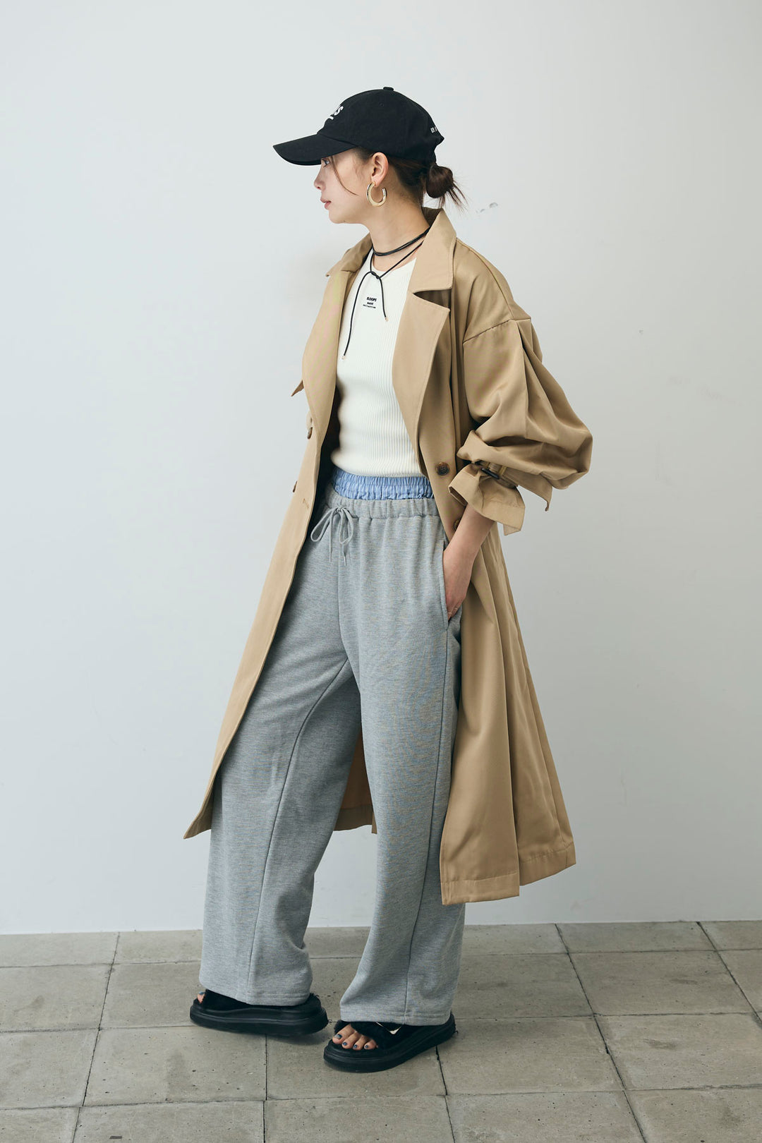 [予約/SET]ボリュームスリーブトレンチコート+フロントロゴ入りリブタンクトップ+ダブルウエストスウェットパンツ(3set)