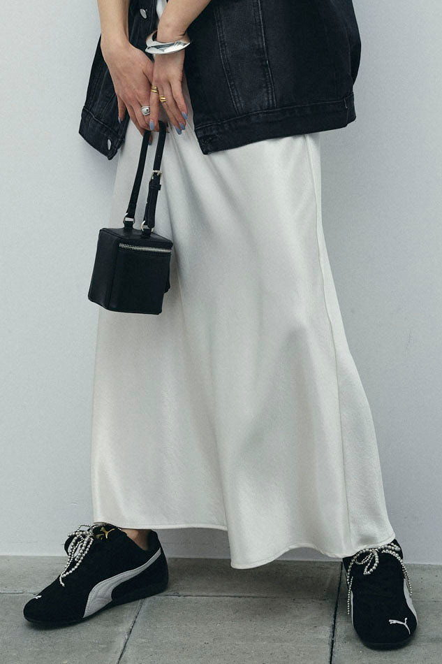 [予約/SET]刺繍入りストライプオーバーサイズシャツ+剣先三角シルクニットタイ+サテンナロースカート(3set)