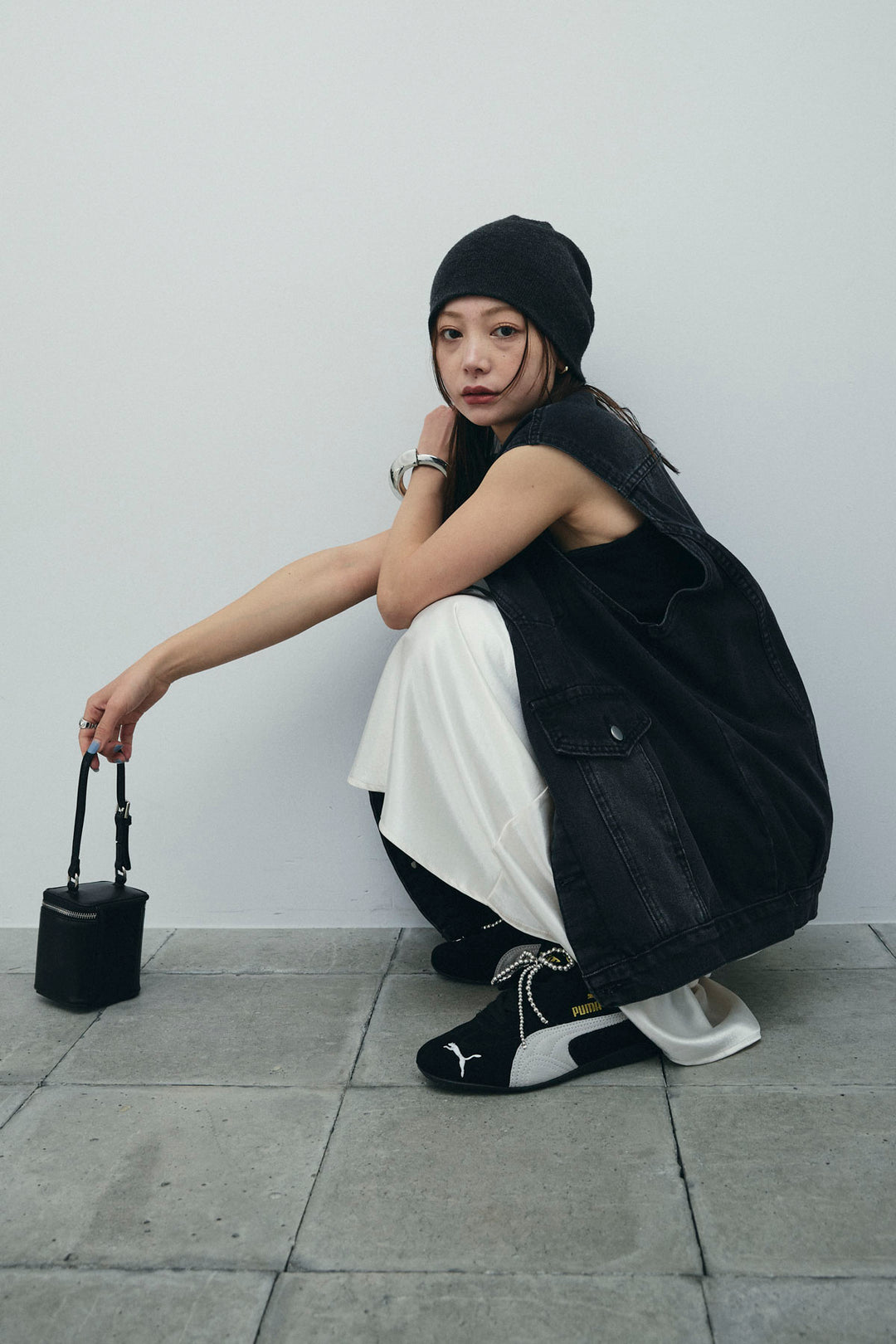 [予約/SET]ヴィンテージライクノースリデニムジャケット+クロップドカップ付きキャミ+サテンナロースカート(3set)