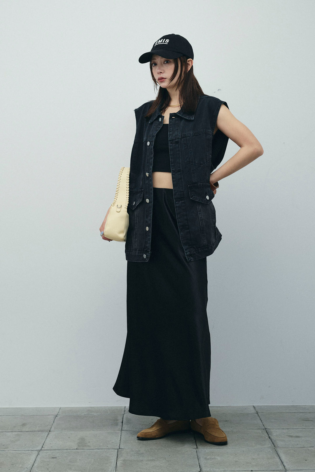 [予約/SET]ヴィンテージライクノースリデニムジャケット+クロップドカップ付きキャミ+サテンナロースカート(3set)