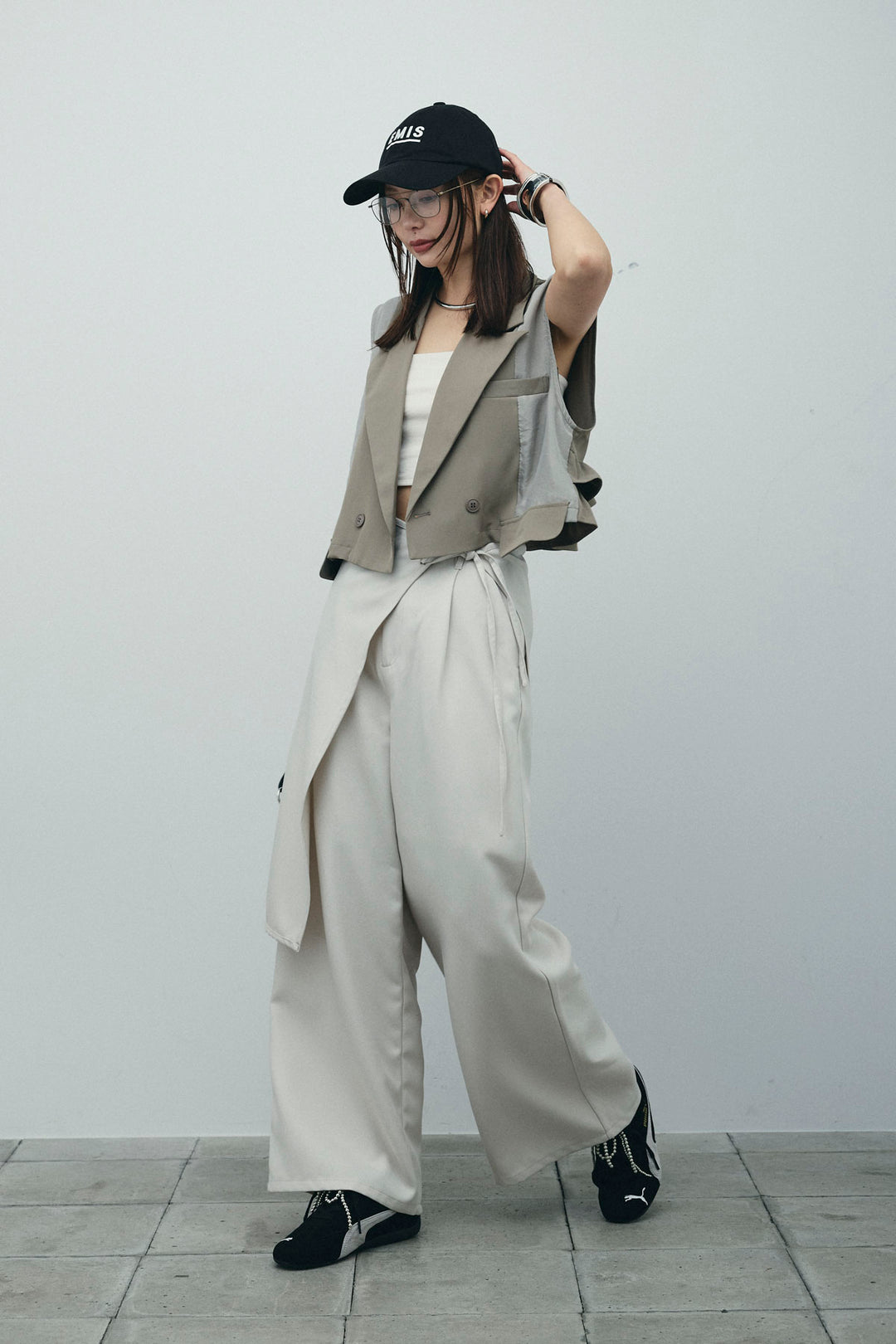 [予約/SET]バックフリルヘムショートテーラードベスト+クロップドカップ付きキャミ+ヘザーツイルラップスカート付きパンツ(3set)