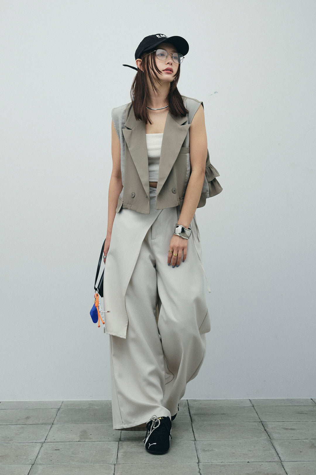 [予約/SET]バックフリルヘムショートテーラードベスト+クロップドカップ付きキャミ+ヘザーツイルラップスカート付きパンツ(3set)