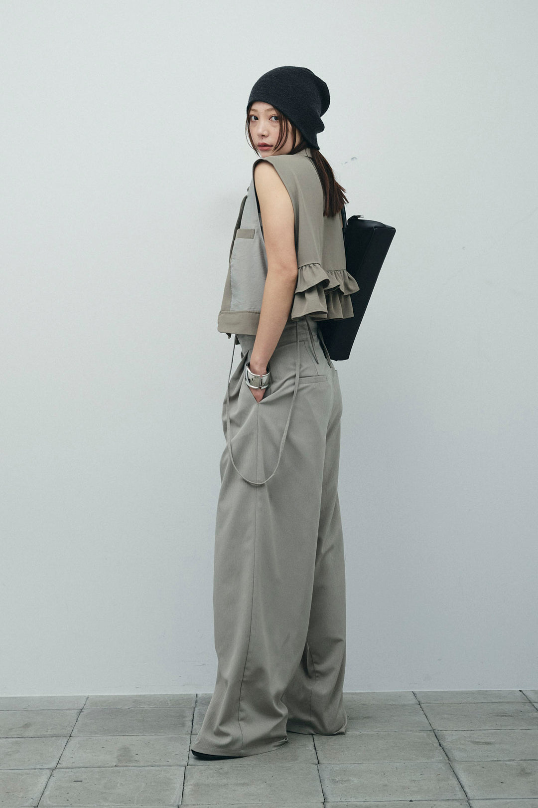 [予約/SET]バックフリルヘムショートテーラードベスト+クロップドカップ付きキャミ+クレープタックワイドサロペット(3set)