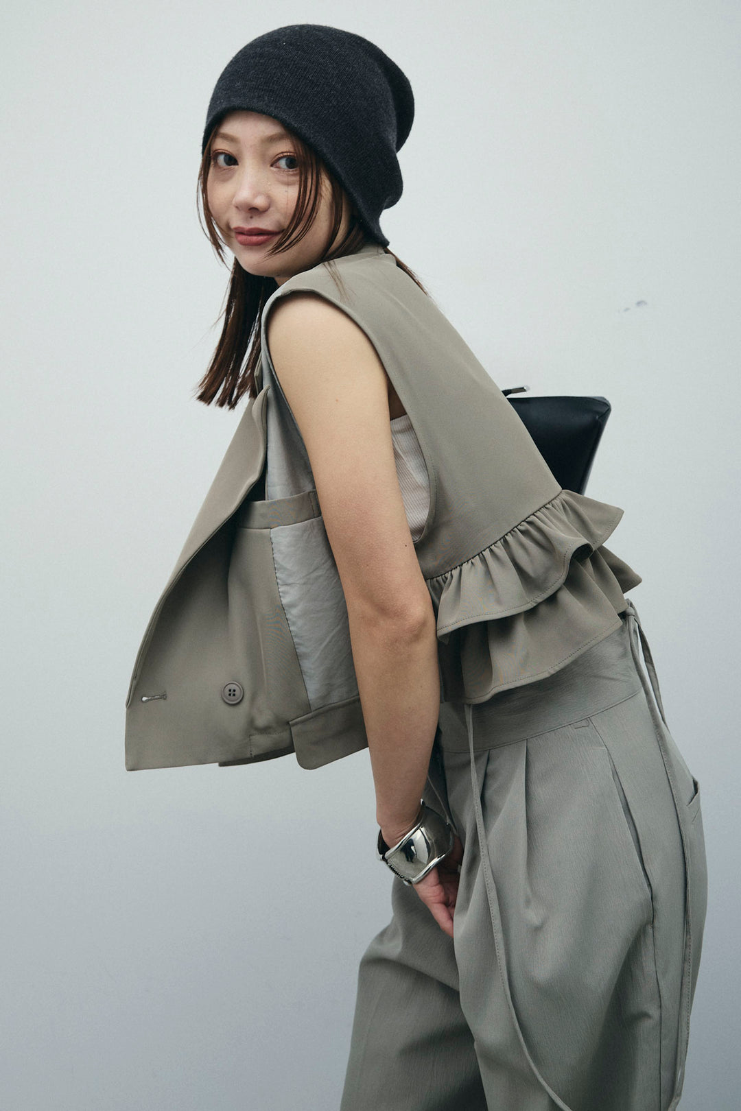 [予約/SET]バックフリルヘムショートテーラードベスト+クロップドカップ付きキャミ(2set)