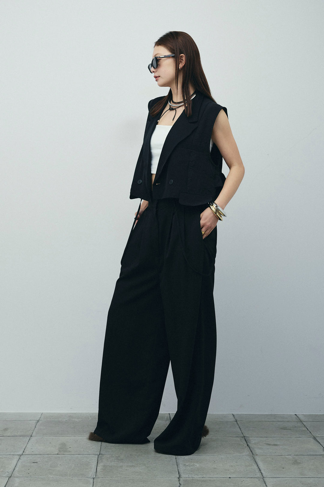 [予約/SET]バックフリルヘムショートテーラードベスト+クロップドカップ付きキャミ+クレープタックワイドサロペット(3set)