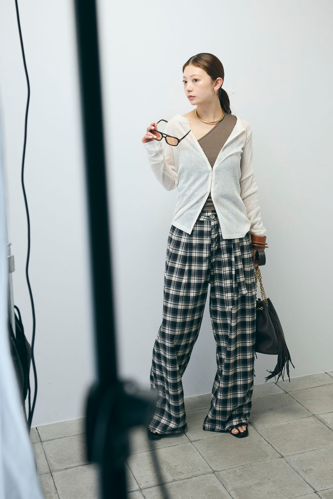 [予約/SET]カップ付きバックデザインワンショルダータンクトップ+杢スラブチュニックカーディガン+チェックパンツ(3set)