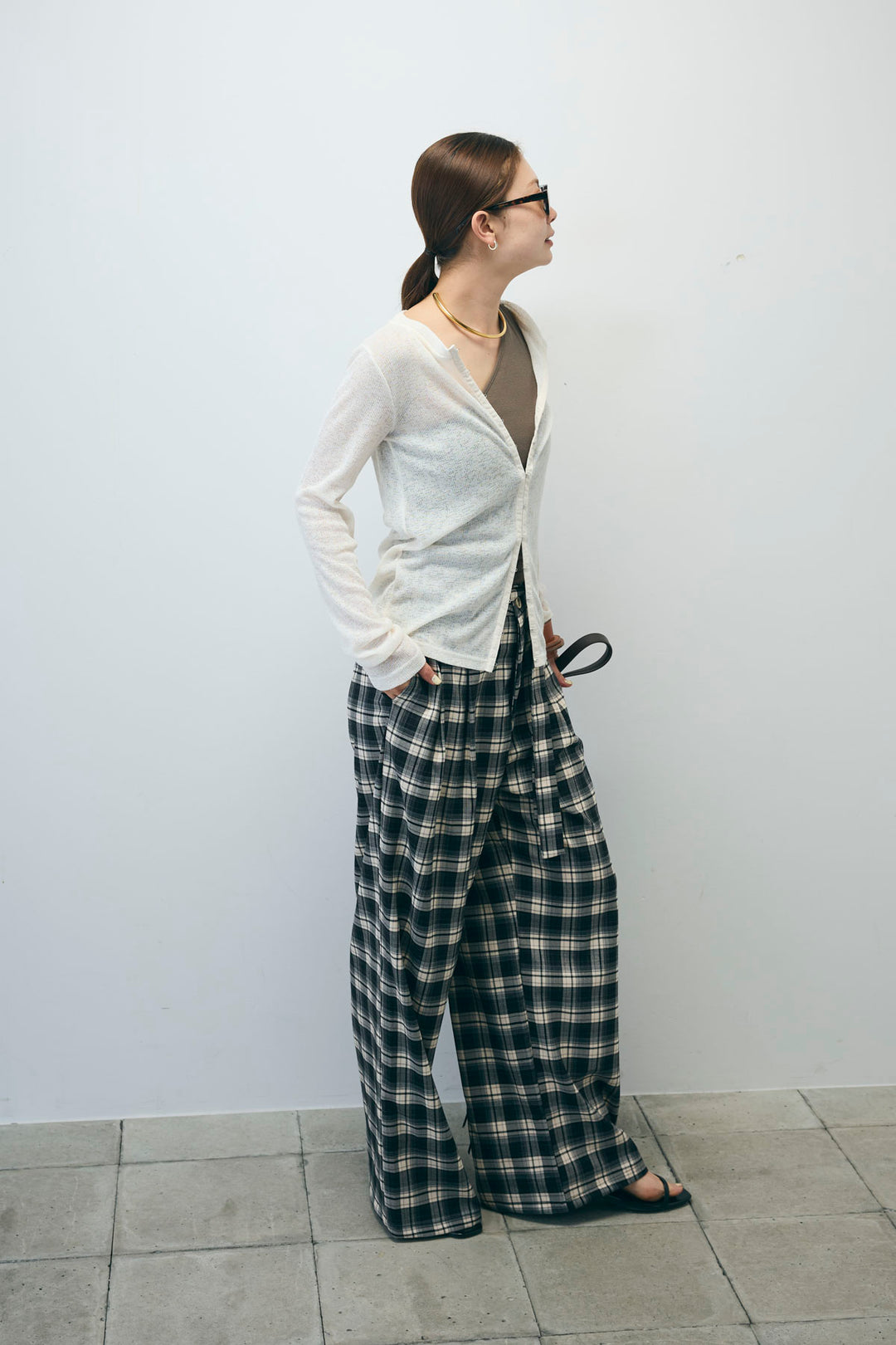 [予約/SET]カップ付きバックデザインワンショルダータンクトップ+杢スラブチュニックカーディガン+チェックパンツ(3set)