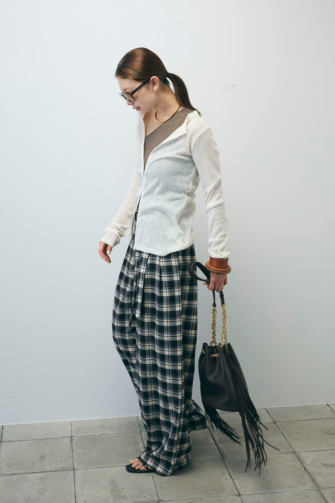 [予約/SET]カップ付きバックデザインワンショルダータンクトップ+杢スラブチュニックカーディガン+チェックパンツ(3set)