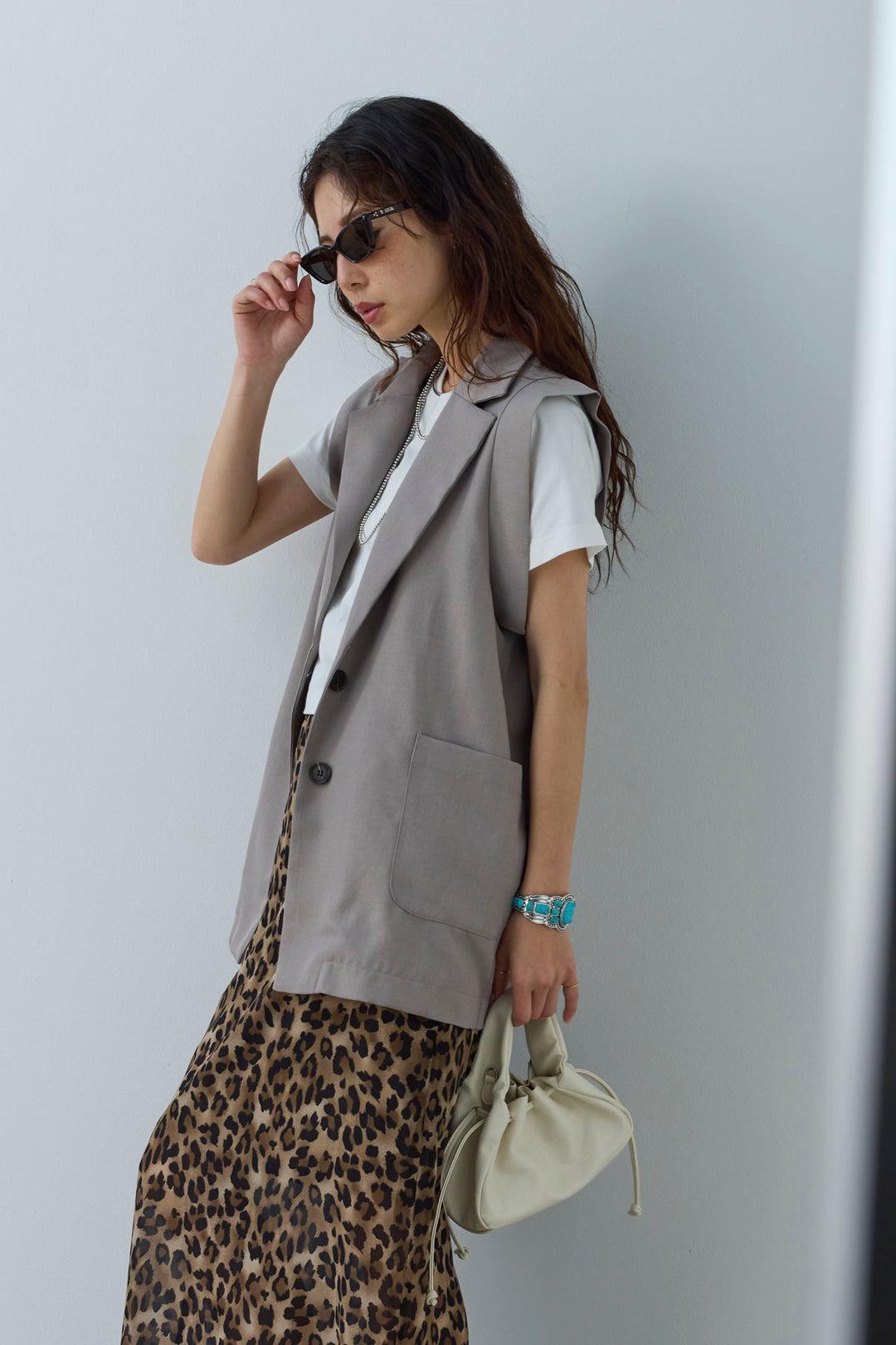 [予約/SET]リネンタッチテーラードジレ+刺繍ロゴショート丈 Tシャツ+レオパードシアースカート(3set)