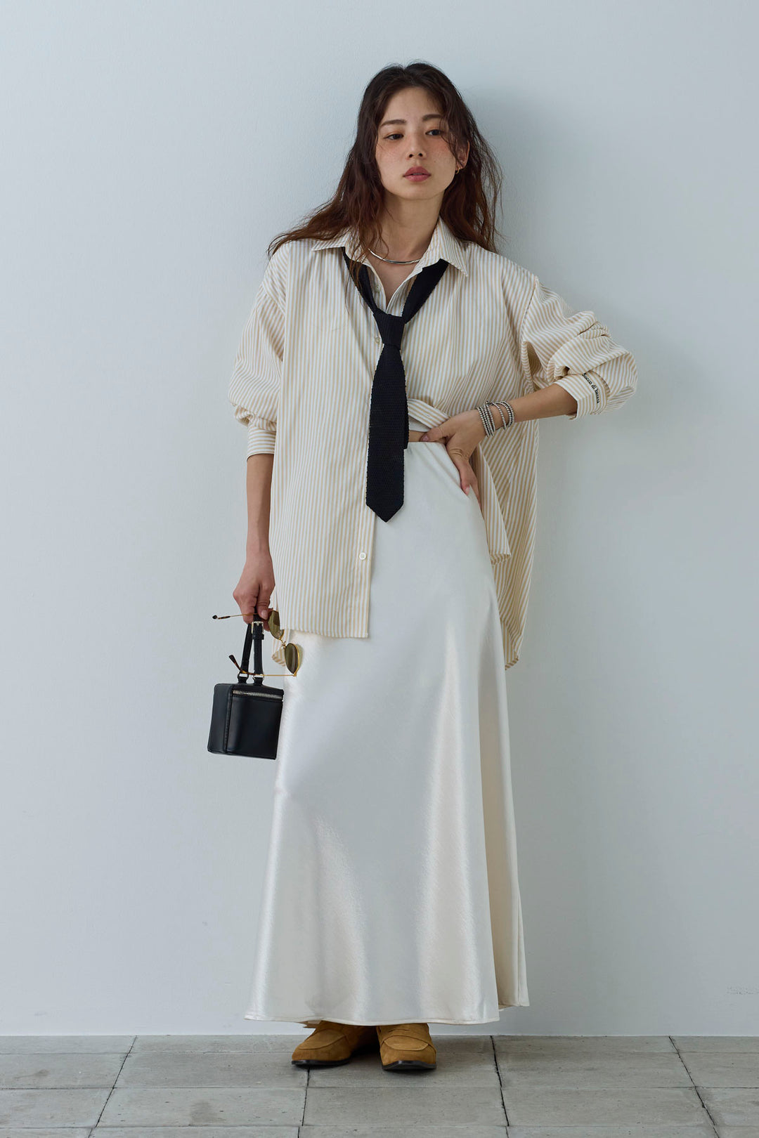 [予約/SET]刺繍入りストライプオーバーサイズシャツ+サテンナロースカート(2set)