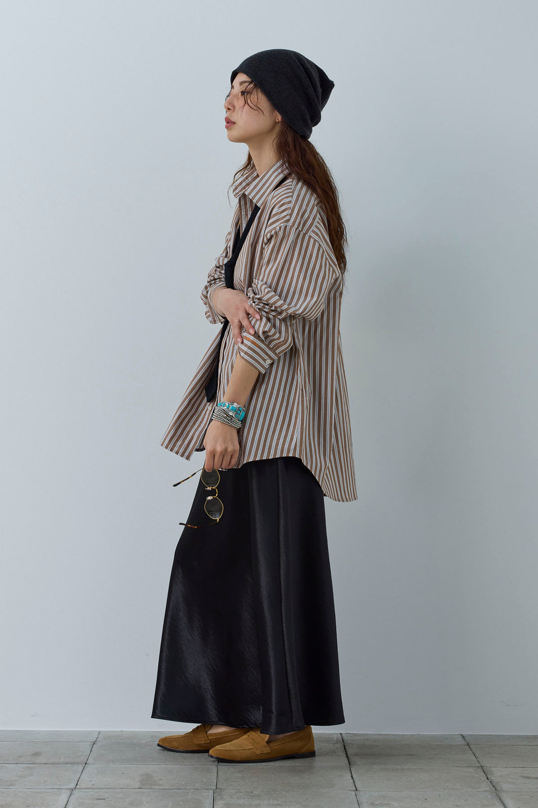 [予約/SET]刺繍入りストライプオーバーサイズシャツ+剣先三角シルクニットタイ+サテンナロースカート(3set)