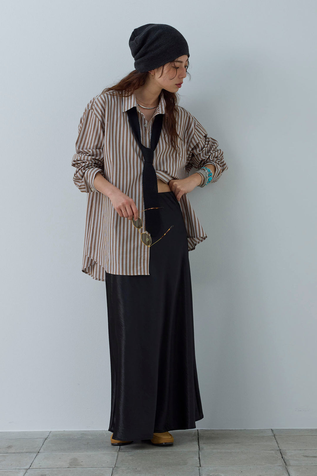 [予約/SET]刺繍入りストライプオーバーサイズシャツ+剣先三角シルクニットタイ+サテンナロースカート(3set)