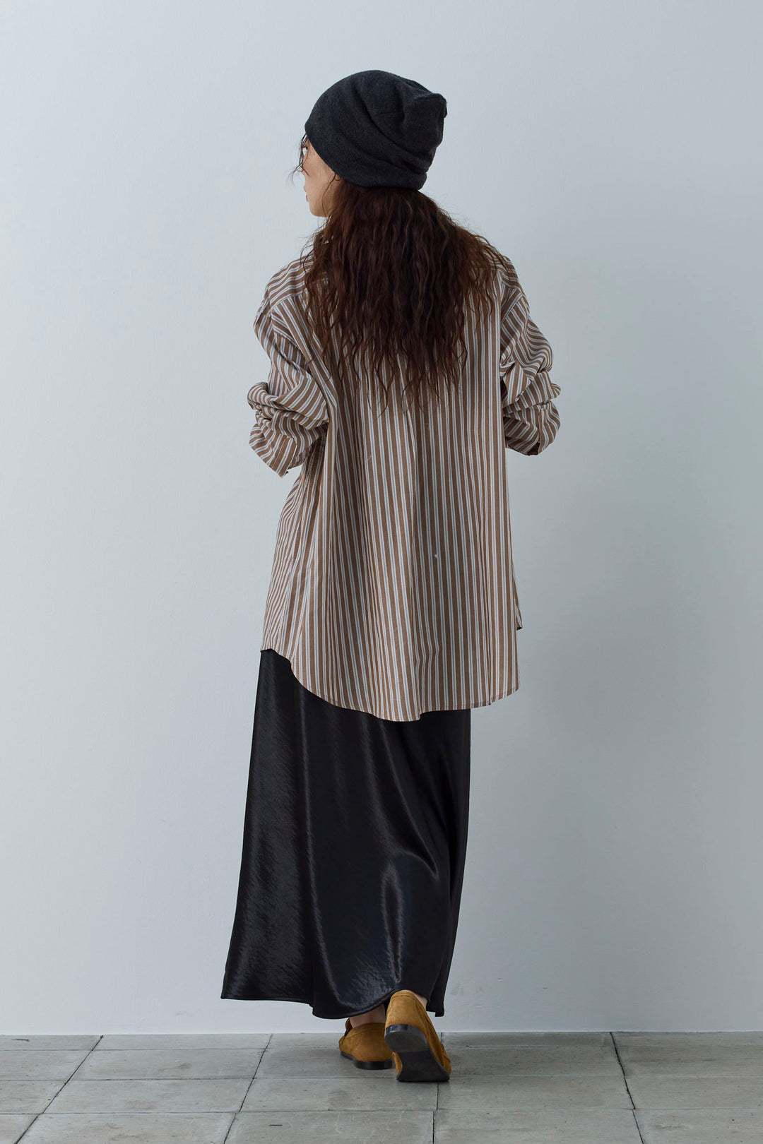 [予約/SET]刺繍入りストライプオーバーサイズシャツ+剣先三角シルクニットタイ+サテンナロースカート(3set)