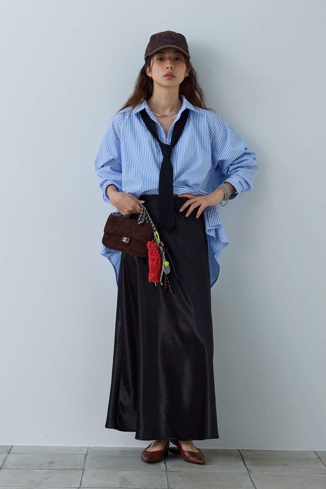 [予約/SET]刺繍入りストライプオーバーサイズシャツ+剣先三角シルクニットタイ+サテンナロースカート(3set)