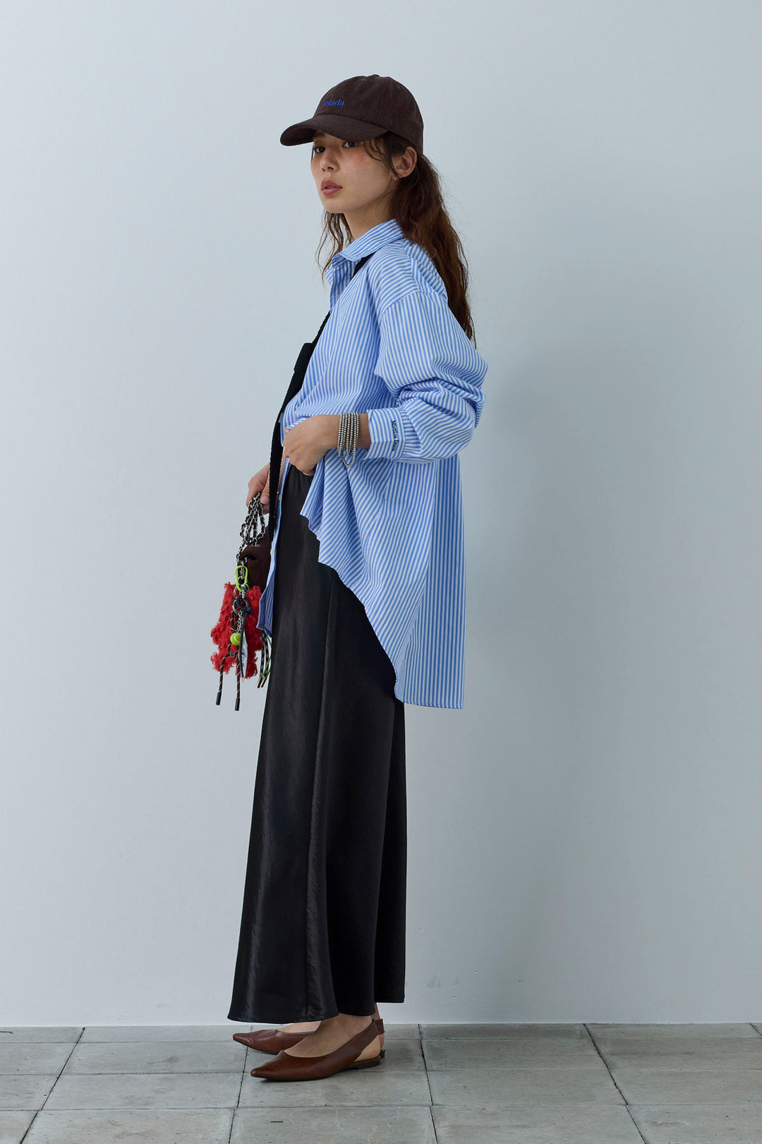 [予約/SET]刺繍入りストライプオーバーサイズシャツ+剣先三角シルクニットタイ+サテンナロースカート(3set)