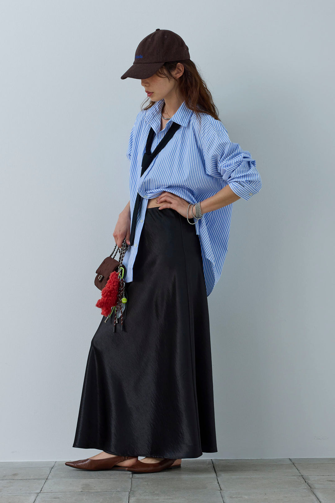 [予約/SET]刺繍入りストライプオーバーサイズシャツ+剣先三角シルクニットタイ+サテンナロースカート(3set)