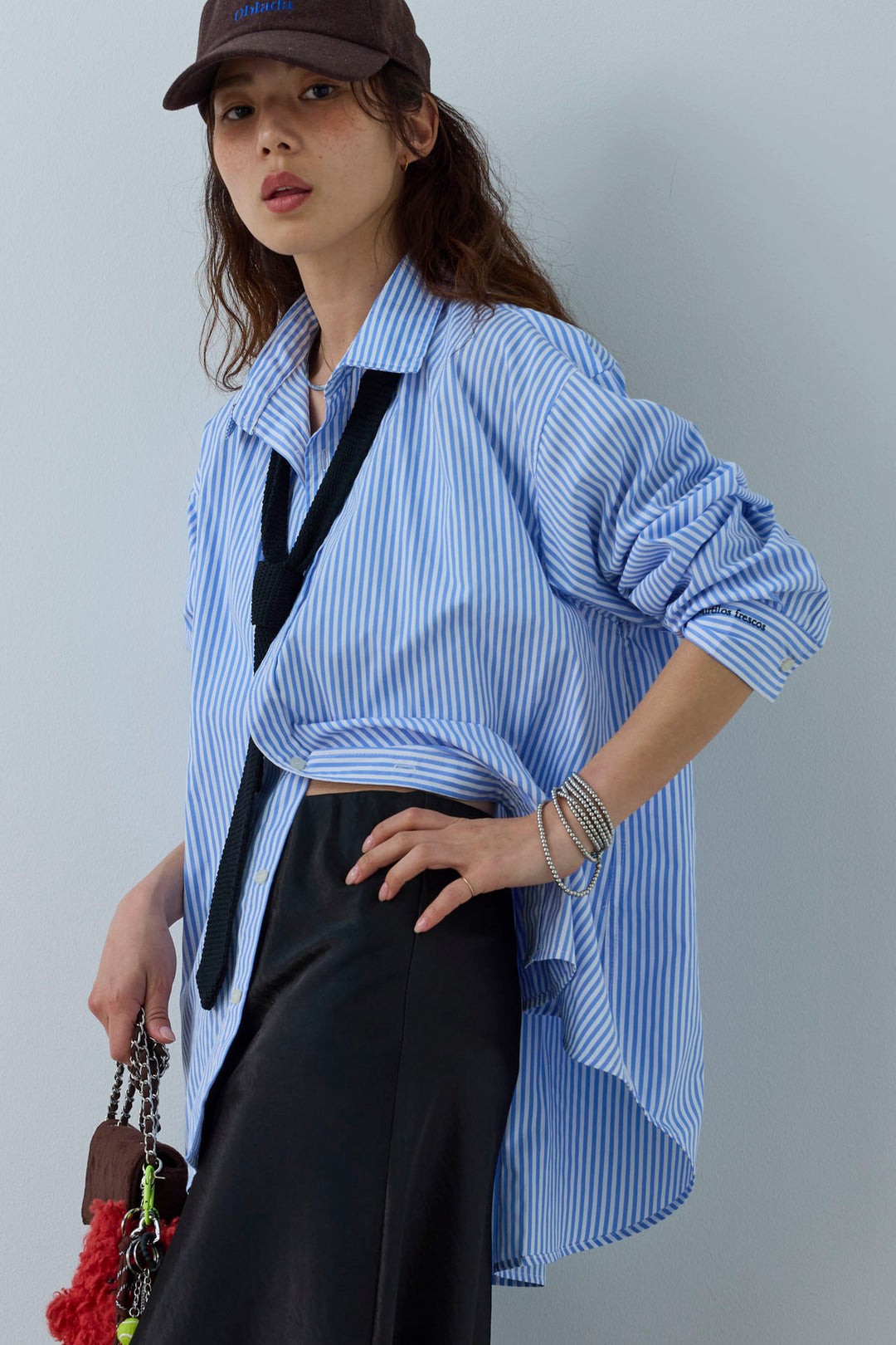 [予約/SET]刺繍入りストライプオーバーサイズシャツ+剣先三角シルクニットタイ+サテンナロースカート(3set)