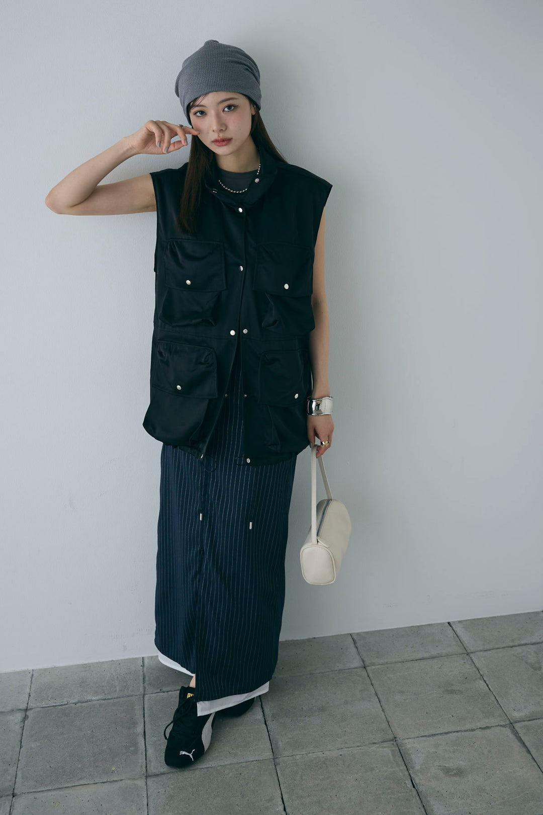 [予約/SET]スタンドネックサテンベスト+コンパクトスムース ミニ箔ロゴプリント+ストライプストレートスカート(3set)