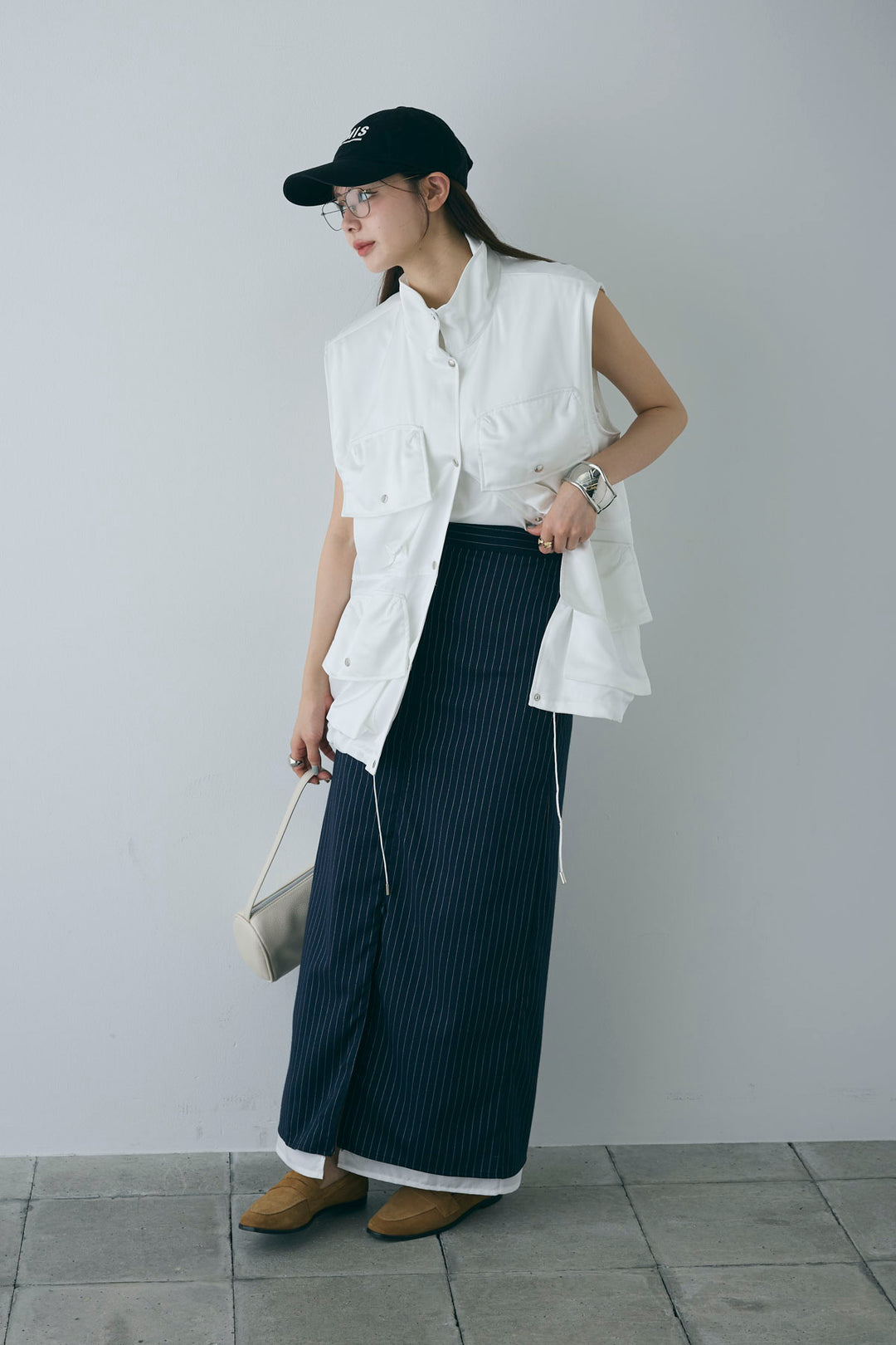 [予約/SET]スタンドネックサテンベスト+コンパクトスムース ミニ箔ロゴプリント+ストライプストレートスカート(3set)