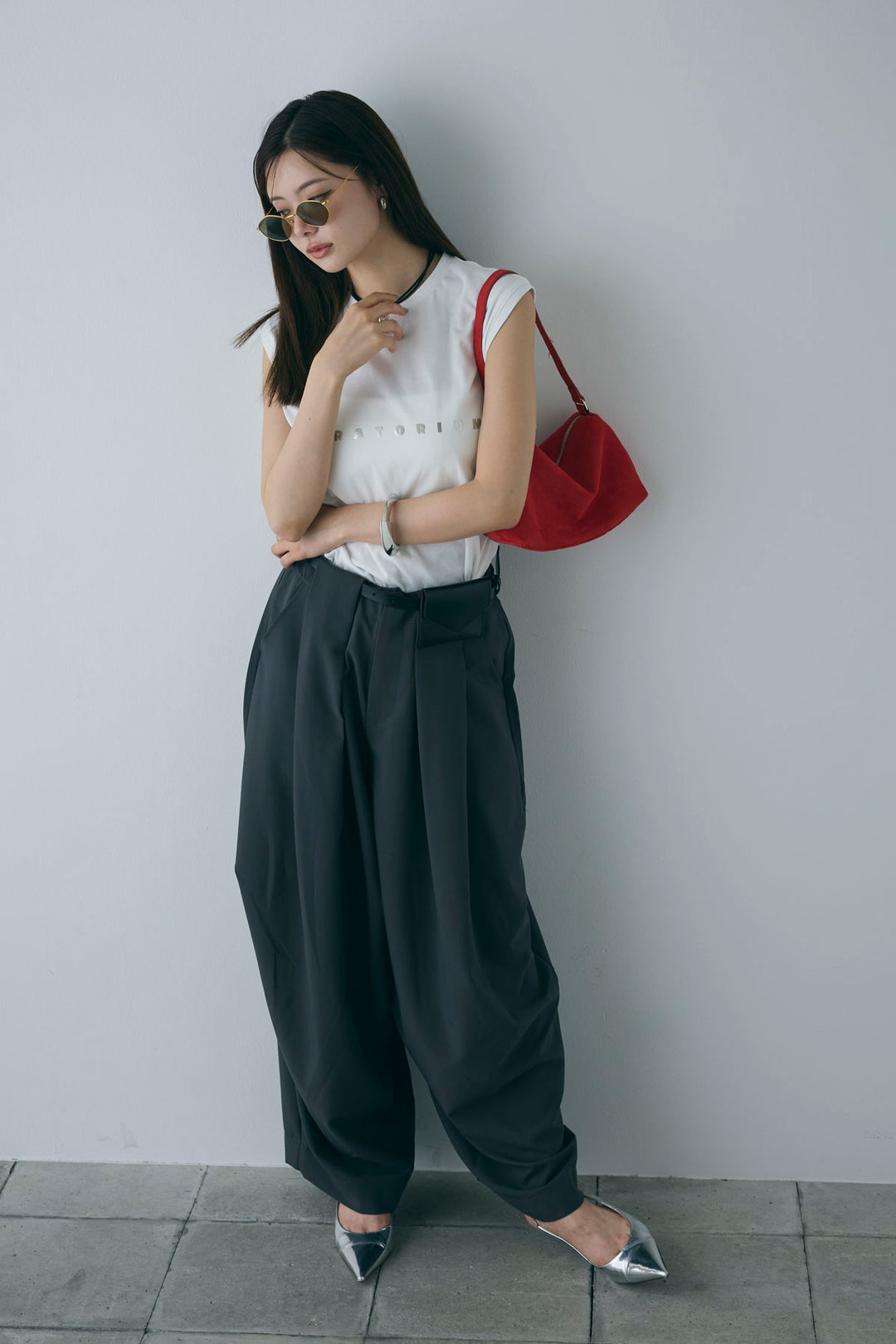 [予約/SET]コンパクトスムース ミニ箔ロゴプリント+ランダムタック入りワイドパンツ+レザーミニバッグ付きベルト(3set)