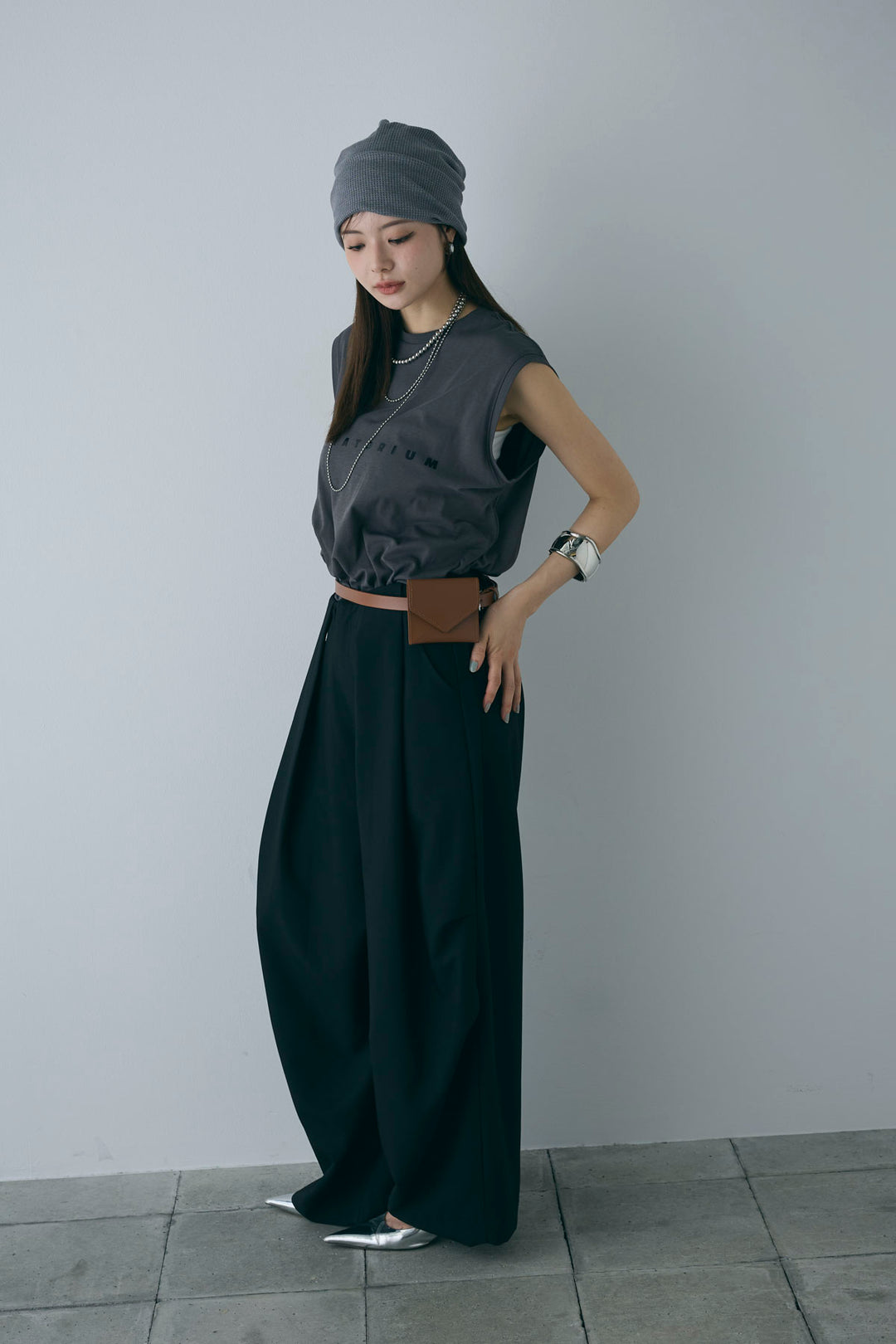 [予約/SET]コンパクトスムース ミニ箔ロゴプリント+ランダムタック入りワイドパンツ+レザーミニバッグ付きベルト(3set)