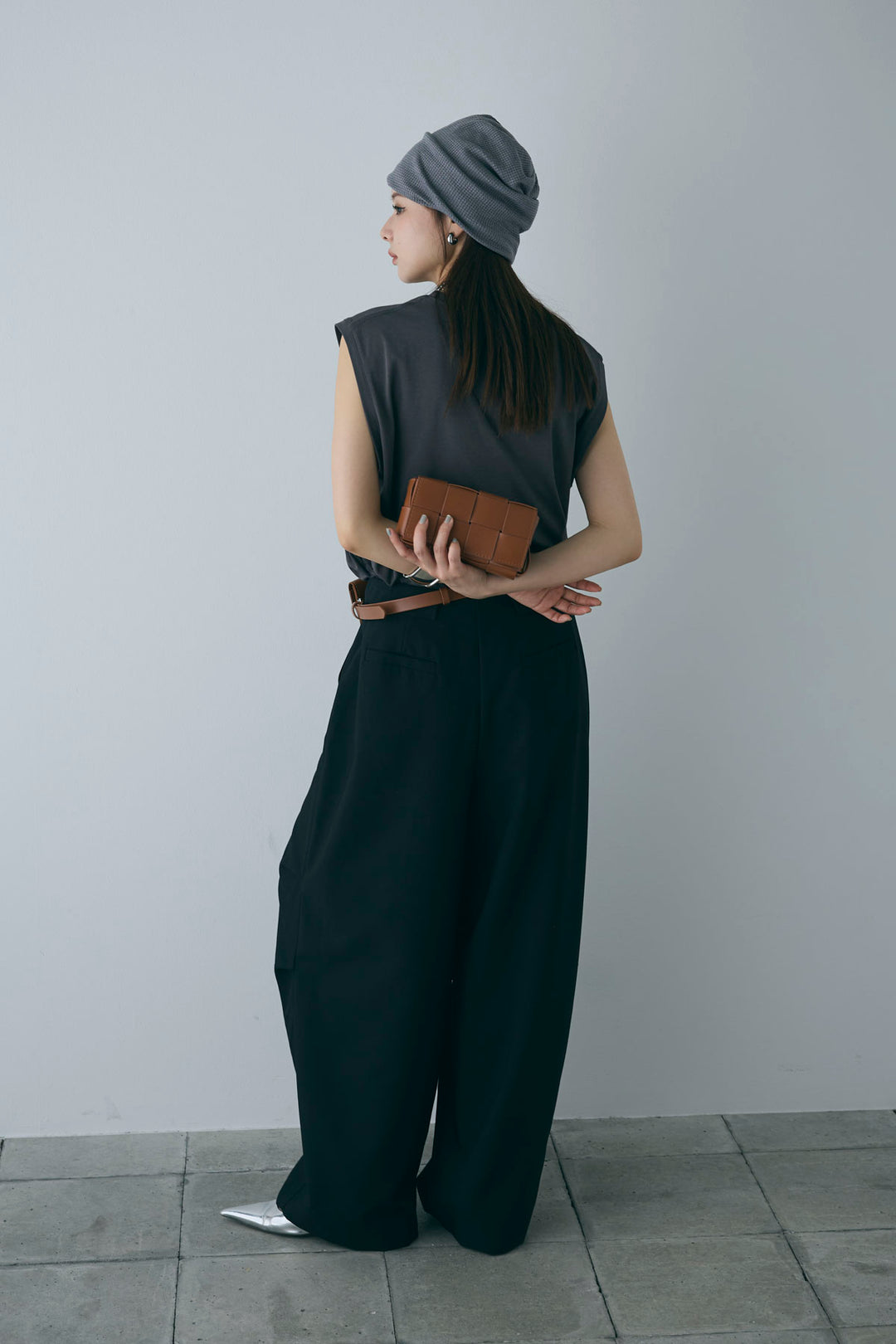 [予約/SET]コンパクトスムース ミニ箔ロゴプリント+ランダムタック入りワイドパンツ+レザーミニバッグ付きベルト(3set)