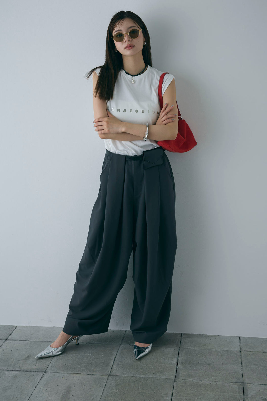 [予約/SET]コンパクトスムース ミニ箔ロゴプリント+ランダムタック入りワイドパンツ+レザーミニバッグ付きベルト(3set)