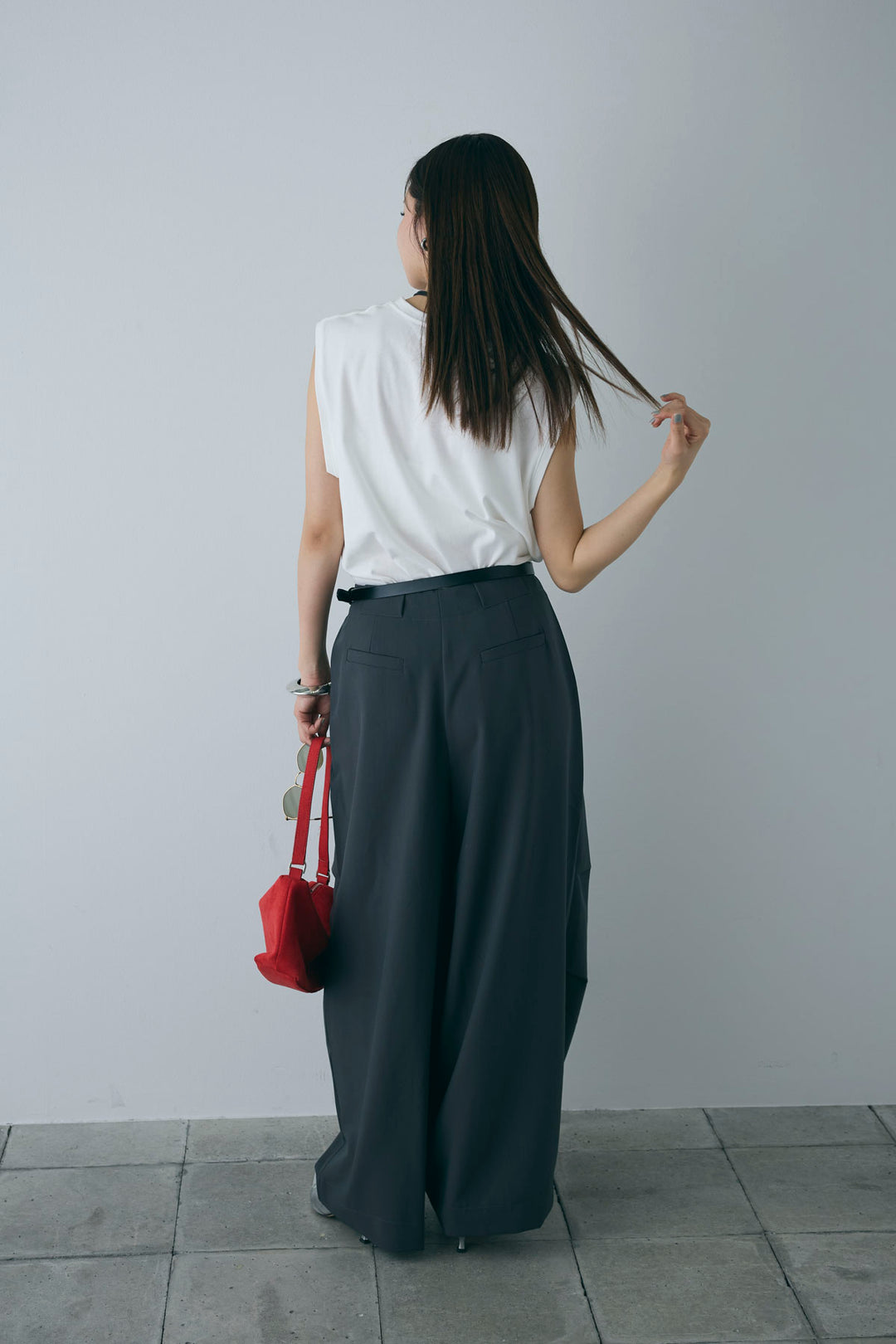 [予約/SET]コンパクトスムース ミニ箔ロゴプリント+ランダムタック入りワイドパンツ+レザーミニバッグ付きベルト(3set)