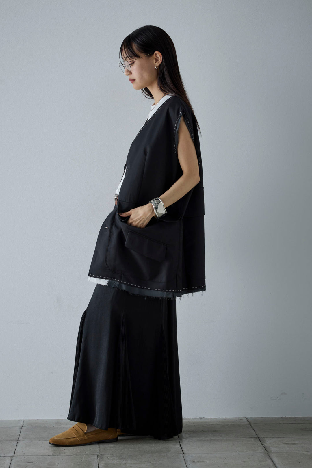 [予約/SET]切りっぱなしステッチデザインベスト+コンパクトスムース ミニ箔ロゴプリント+プリーツシアー切り替えスカート(3set)