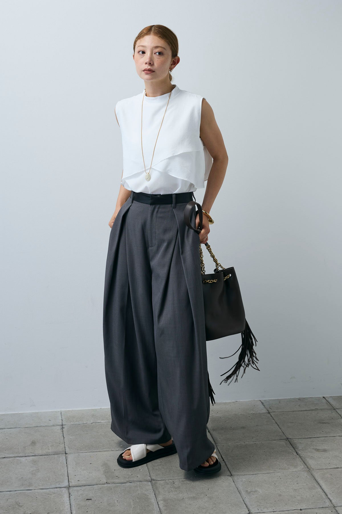 れ様 二つ折 予約/SET]アシンメトリーフレアーノースリーブブラウス+フェイクレザー