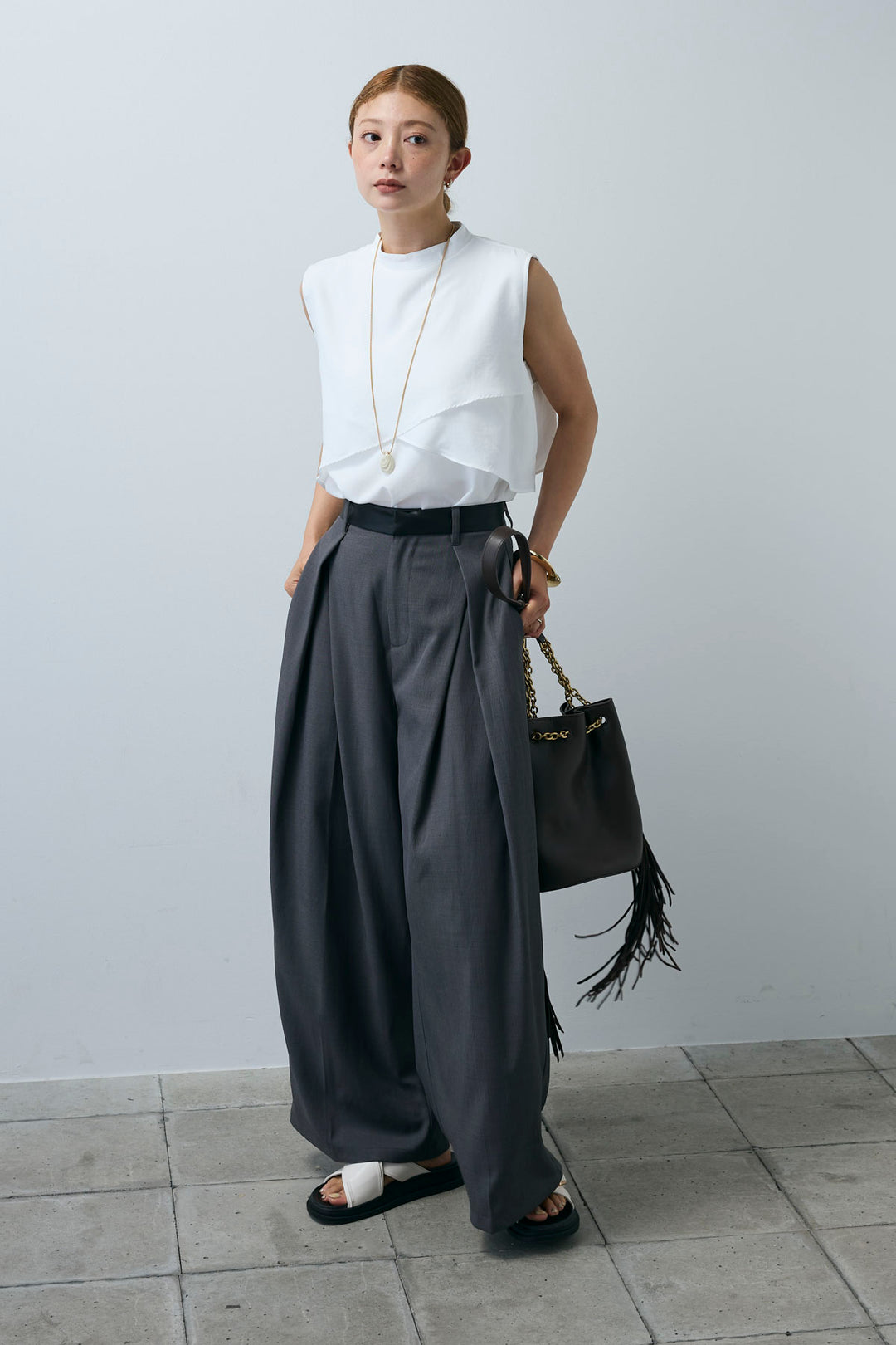 [予約/SET]アシンメトリーフレアーノースリーブブラウス+フェイクレザーベルトセンタータックパンツ(2set)