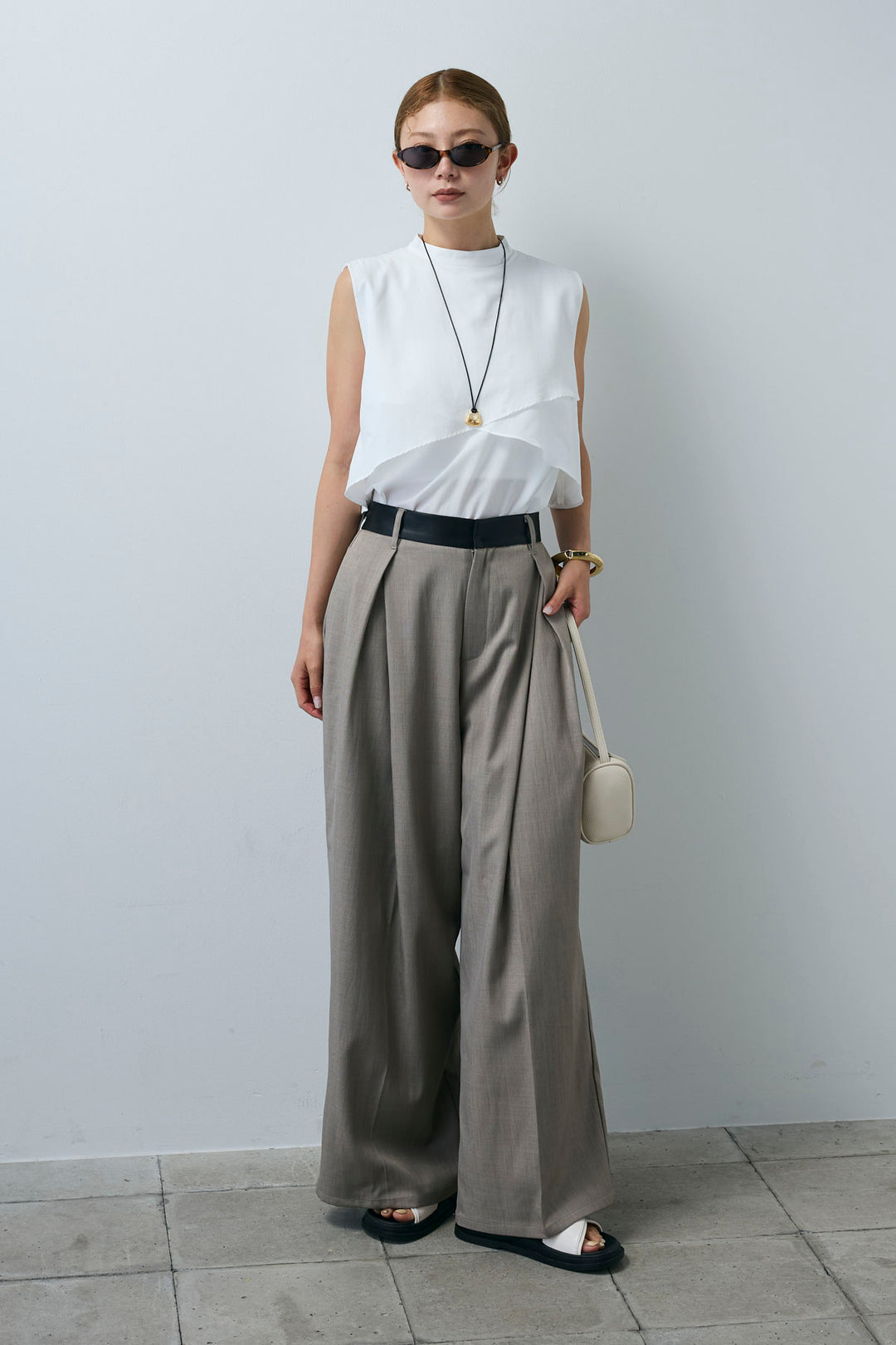 [予約/SET]アシンメトリーフレアーノースリーブブラウス+フェイクレザーベルトセンタータックパンツ(2set)