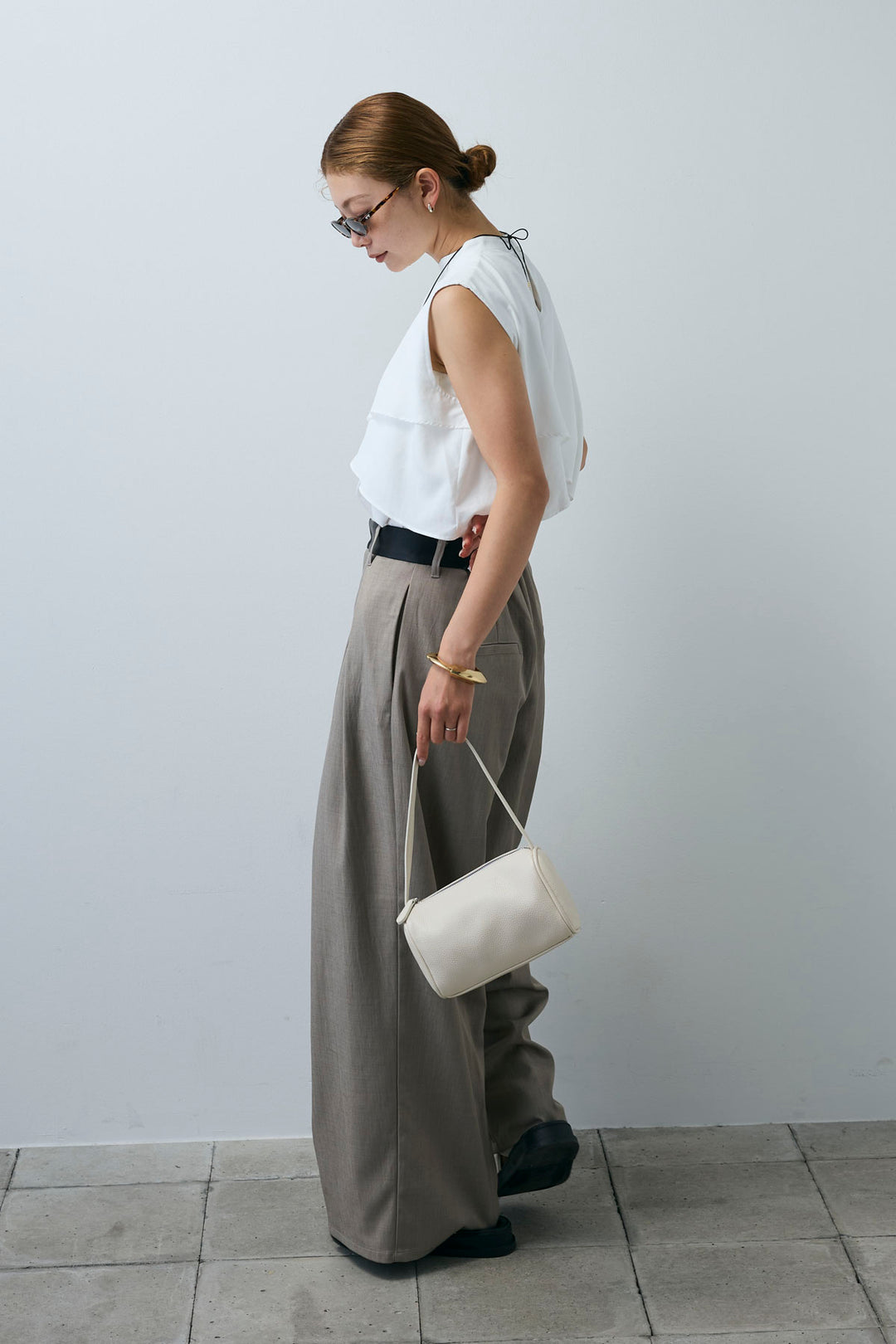 [予約/SET]アシンメトリーフレアーノースリーブブラウス+フェイクレザーベルトセンタータックパンツ(2set)