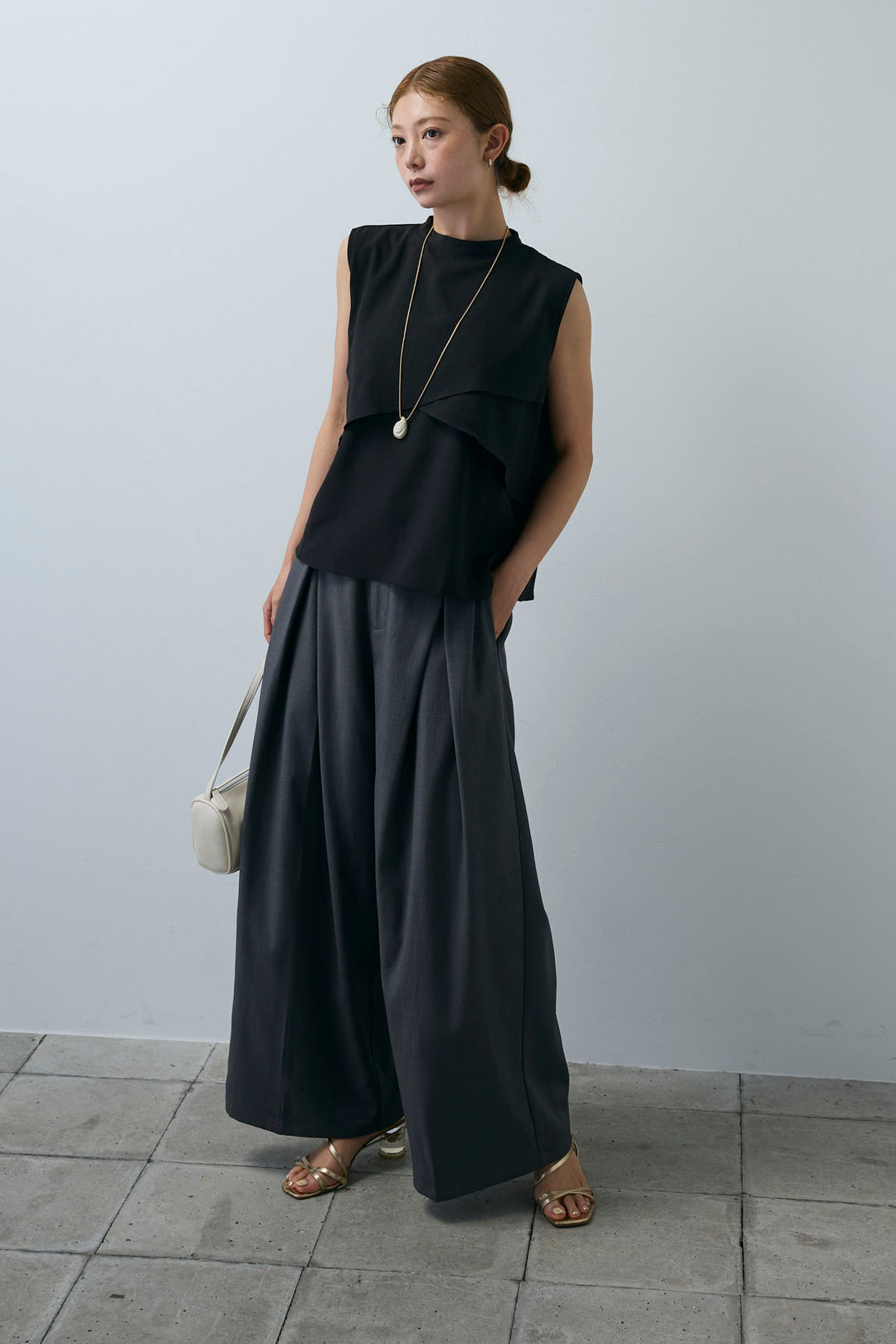 [予約/SET]アシンメトリーフレアーノースリーブブラウス+フェイクレザーベルトセンタータックパンツ(2set)