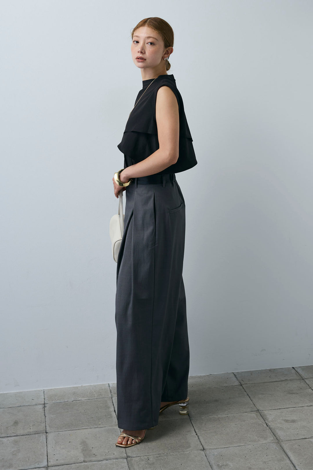 [予約/SET]アシンメトリーフレアーノースリーブブラウス+フェイクレザーベルトセンタータックパンツ(2set)