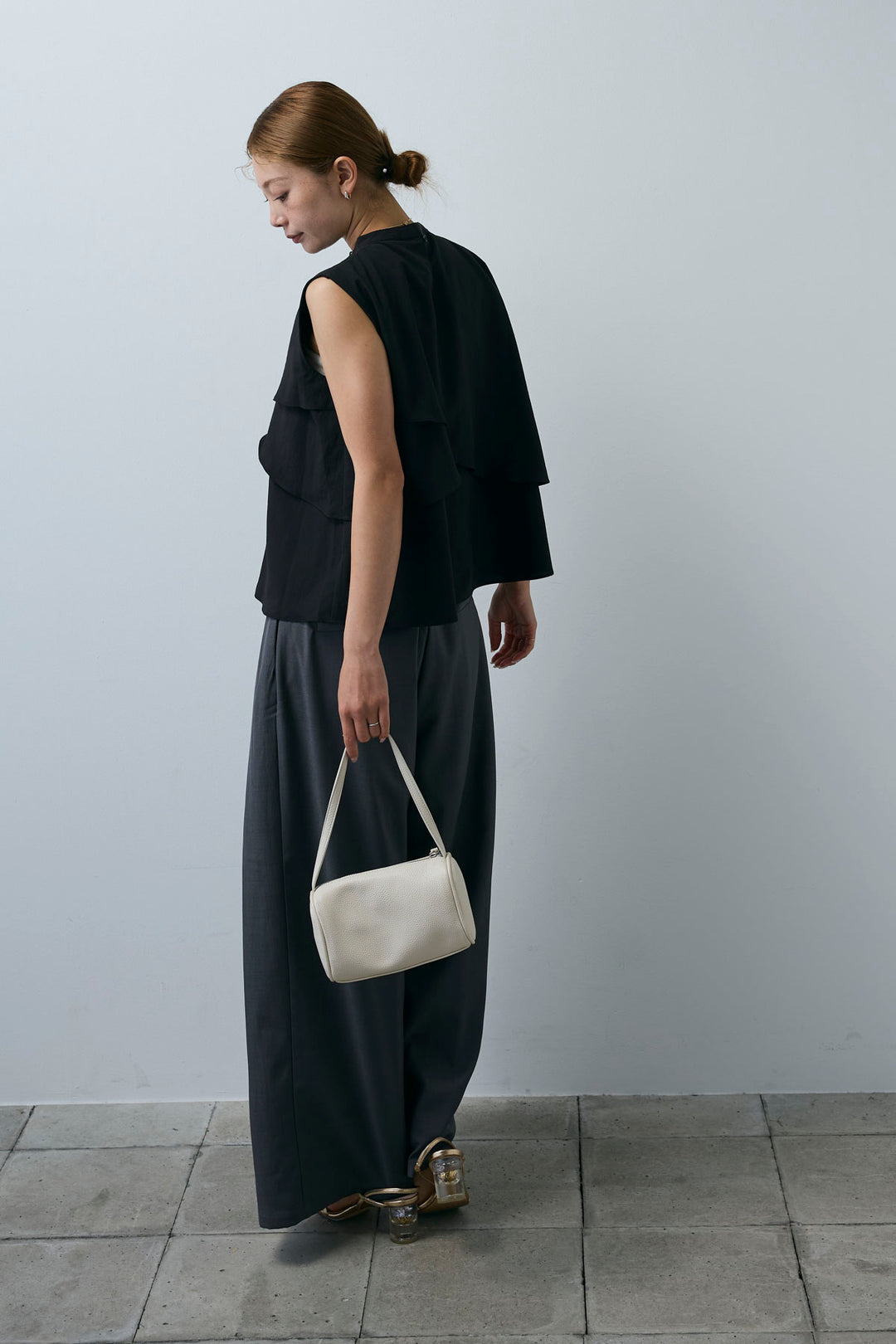 [予約/SET]アシンメトリーフレアーノースリーブブラウス+フェイクレザーベルトセンタータックパンツ(2set)