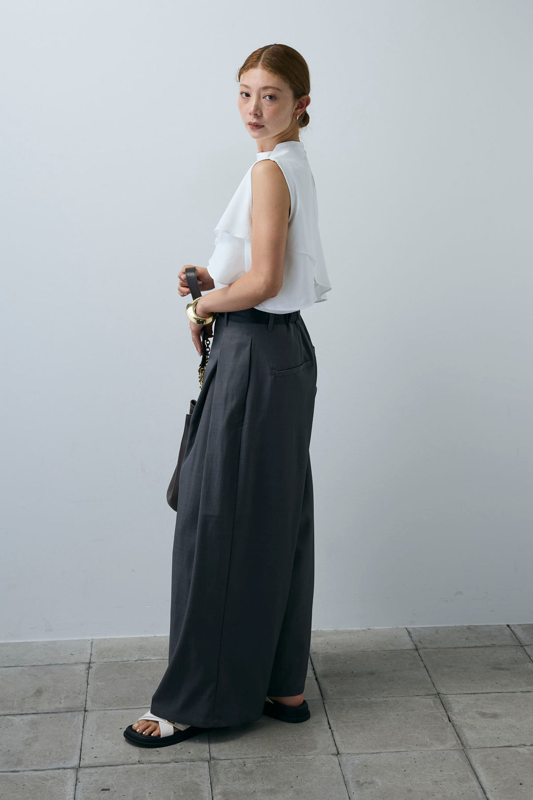 [予約/SET]アシンメトリーフレアーノースリーブブラウス+フェイクレザーベルトセンタータックパンツ(2set)