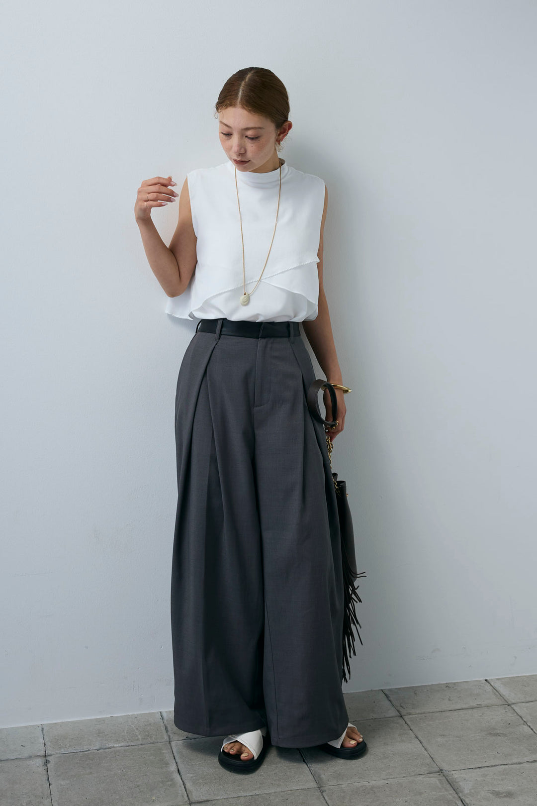 [予約/SET]アシンメトリーフレアーノースリーブブラウス+フェイクレザーベルトセンタータックパンツ(2set)