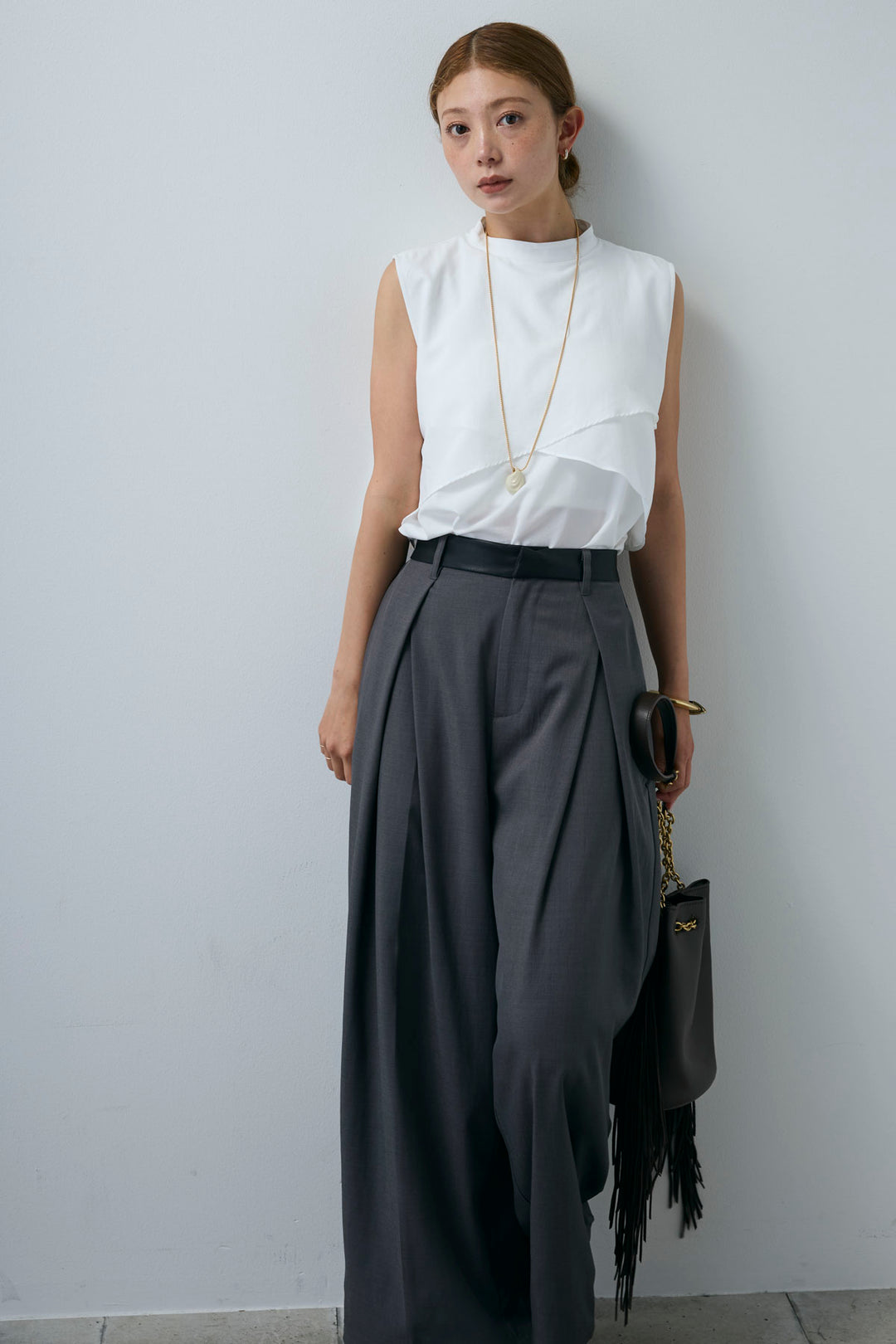 [予約/SET]アシンメトリーフレアーノースリーブブラウス+フェイクレザーベルトセンタータックパンツ(2set)