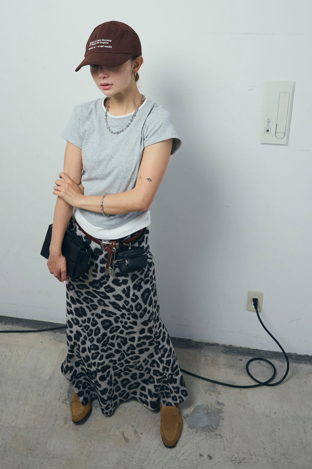 [予約/SET]サイドシャーリングレイヤードTシャツ+レオパードナロースカート(2set)