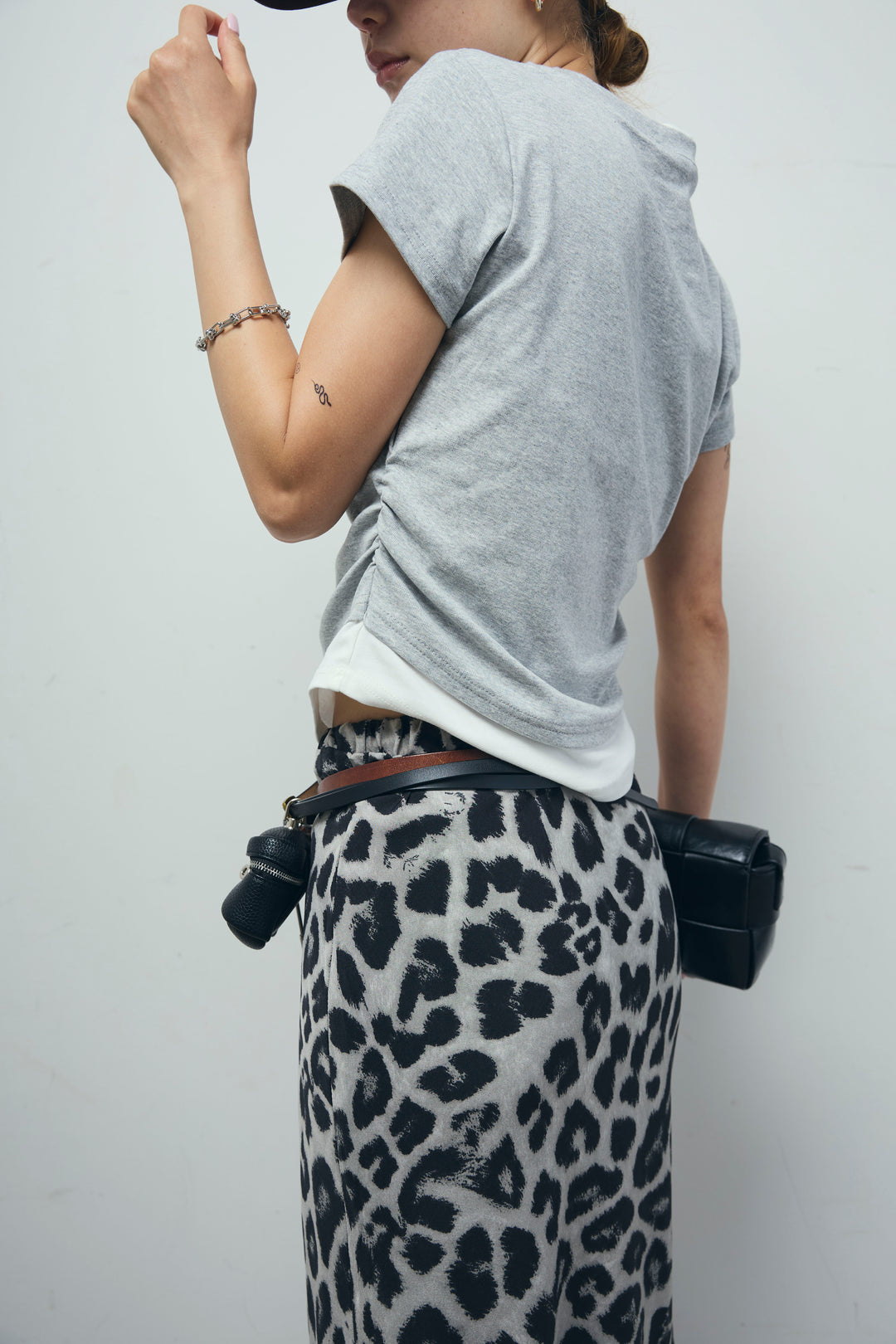 [予約/SET]サイドシャーリングレイヤードTシャツ+レオパードナロースカート(2set)