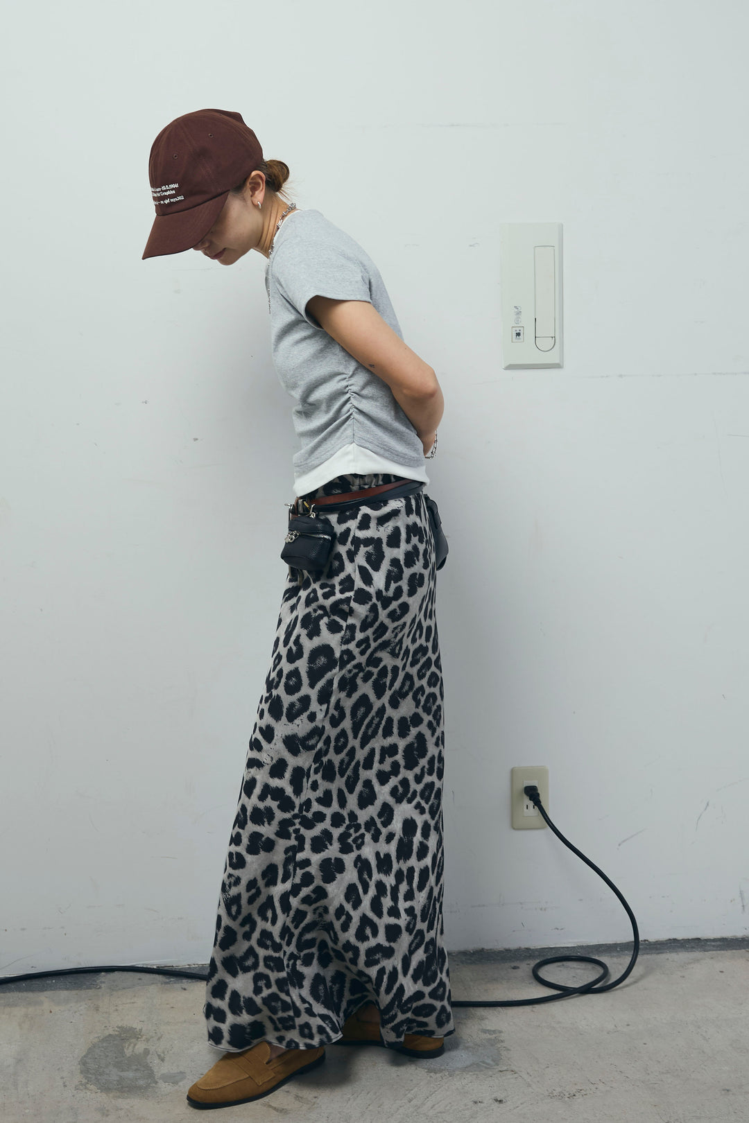 [予約/SET]サイドシャーリングレイヤードTシャツ+レオパードナロースカート(2set)