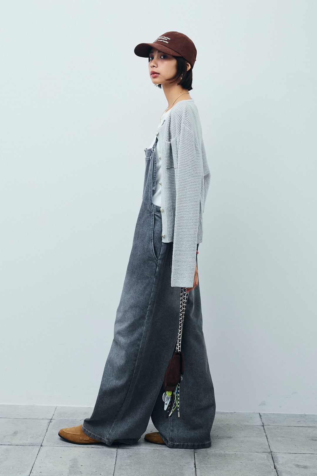 [予約/SET]リネンタッチ金ボタンカーデ+フロントジップストラップデザインデニムサロペット(2set)