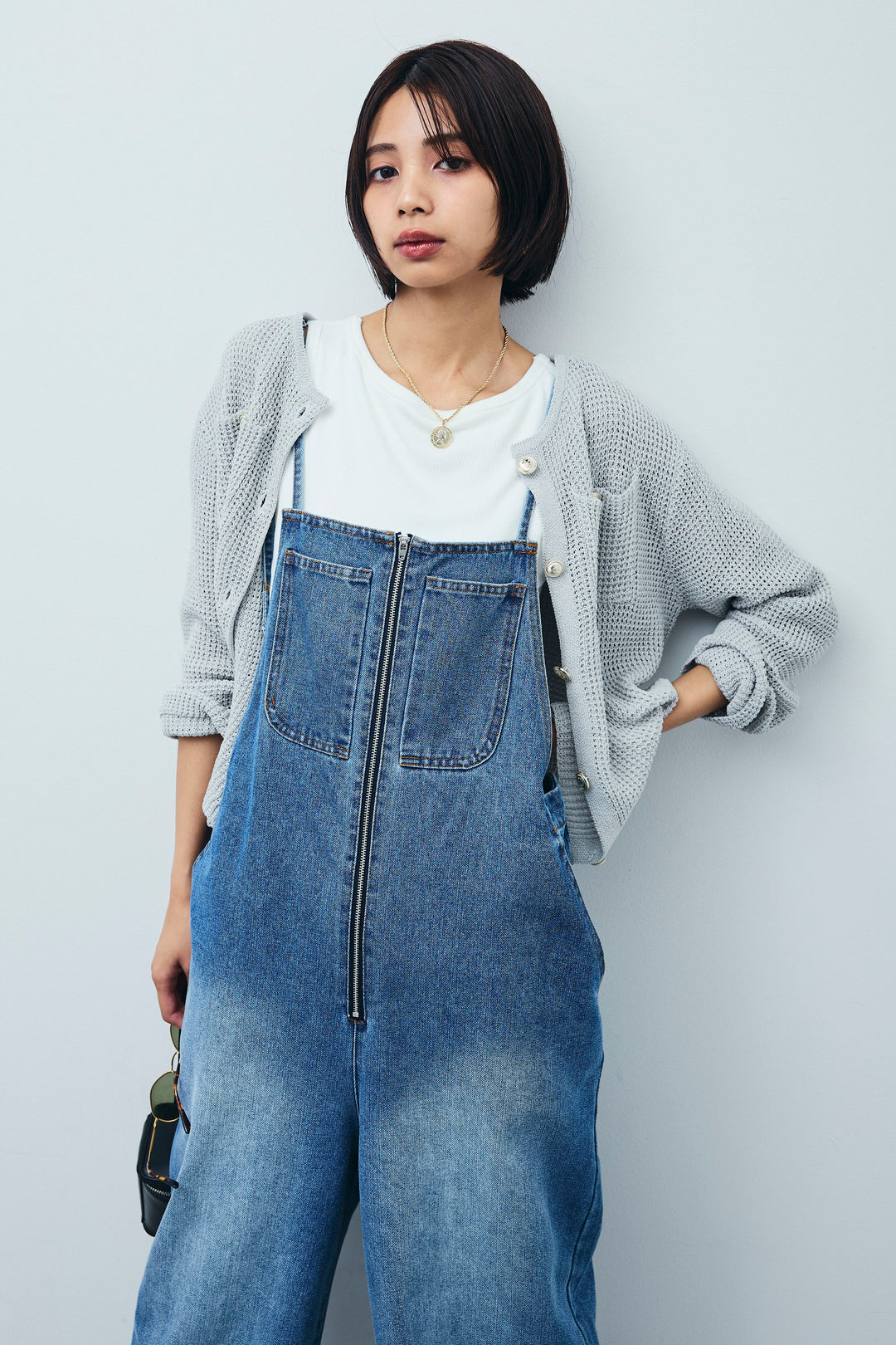 [予約/SET]リネンタッチ金ボタンカーデ+テレコリブカップ付きノースリーブ トップス+フロントジップストラップデザインデニムサロペット(3set)